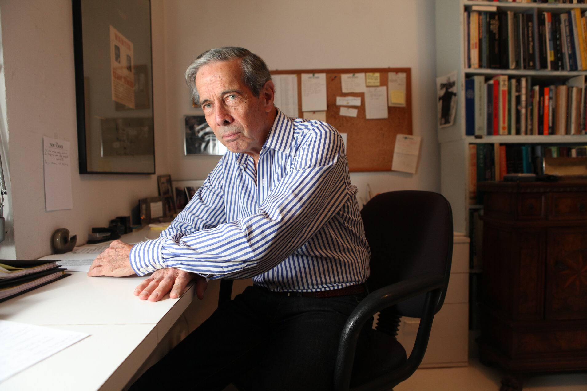Calvin Tomkins, Who Profiled Giants of Modern Art, Dies at 100