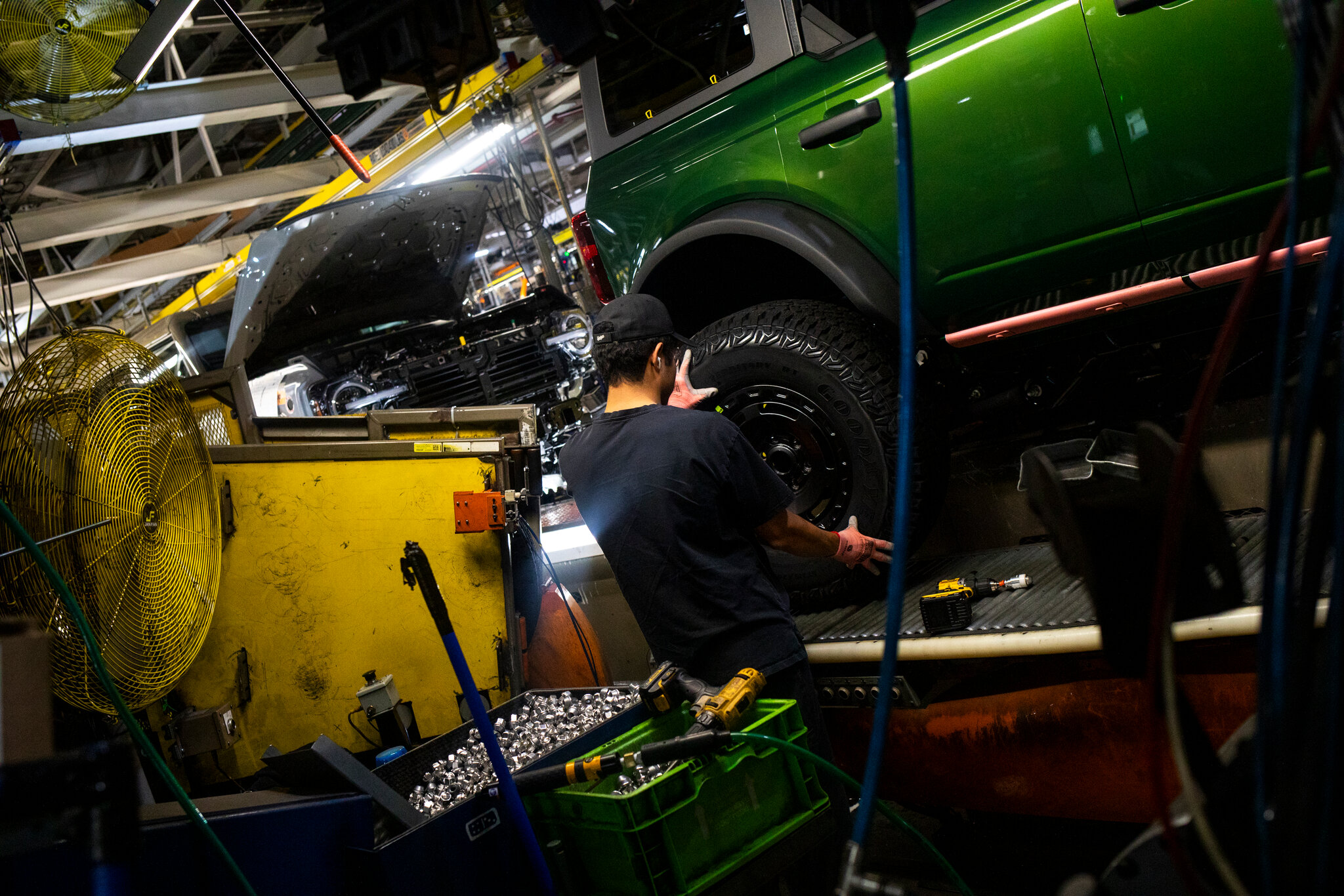 Automakers’ Dilemma: Invest in New Tech or Stick to Gas Cars?