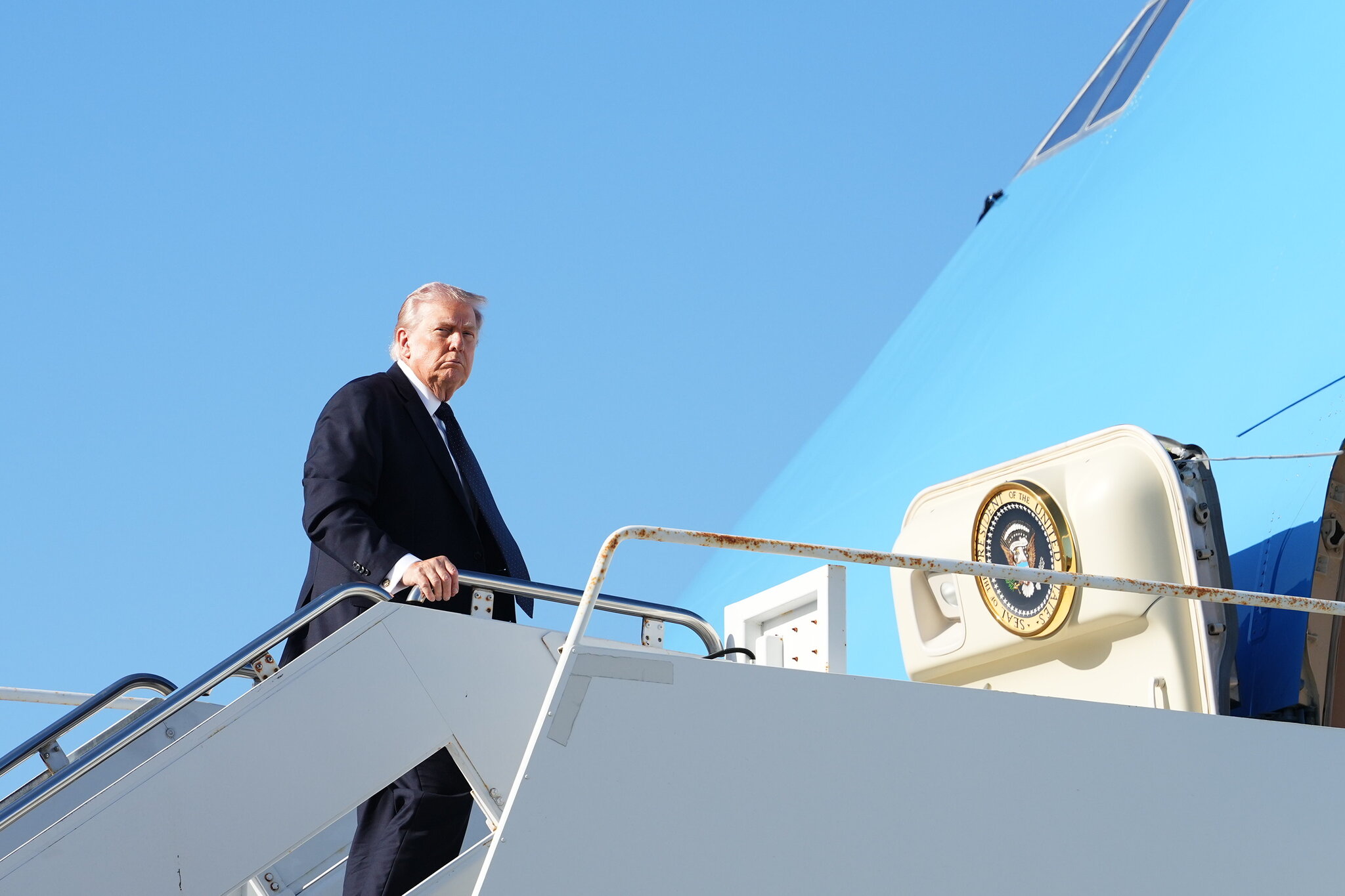 Trump Says War Could Last Weeks and Offers Contradictory Visions of New Regime