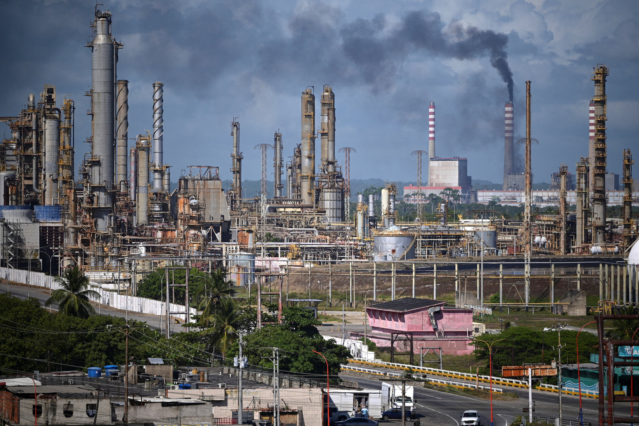 Interior Secretary Visits Venezuela as Part of Oil and Mining Expansion