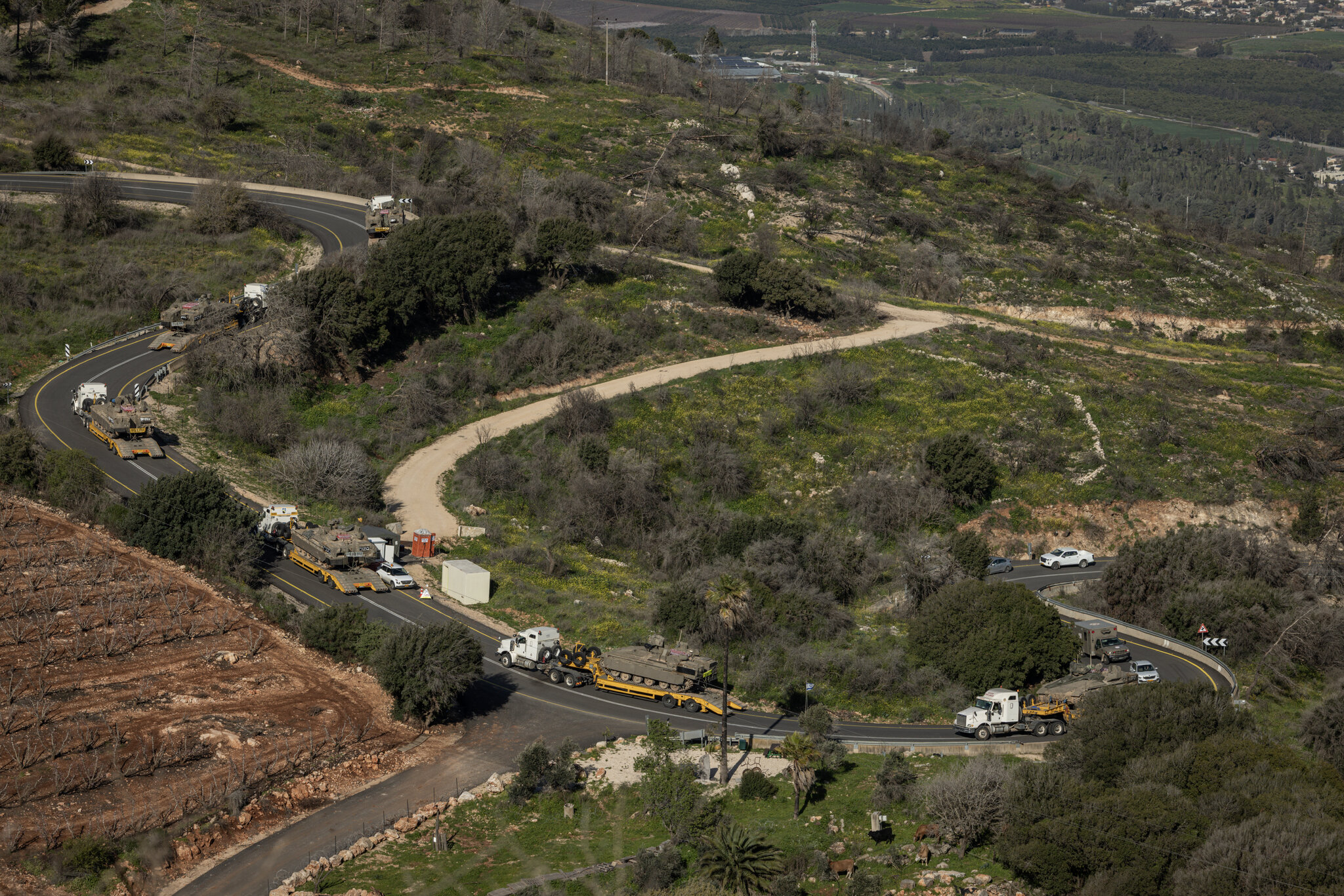 Israel Pushes Farther Into Lebanon, and Readies for More