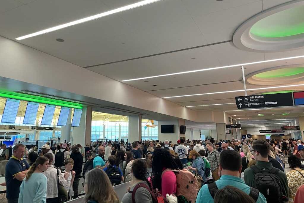 Thousands Waited for Hours in Security Lines at Airports in New Orleans and Houston
