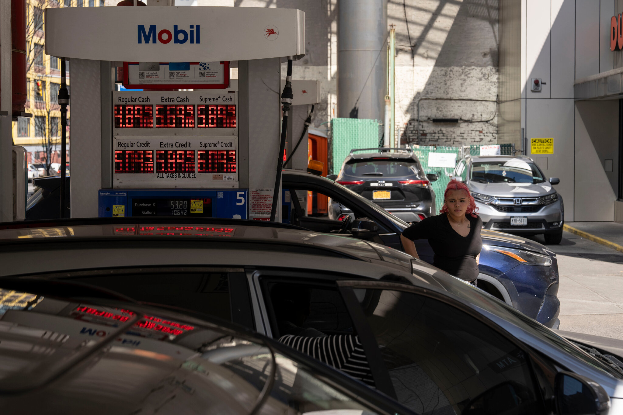 U.S. Gas Prices Jump for 11th Straight Day, and Oil Pushes Higher