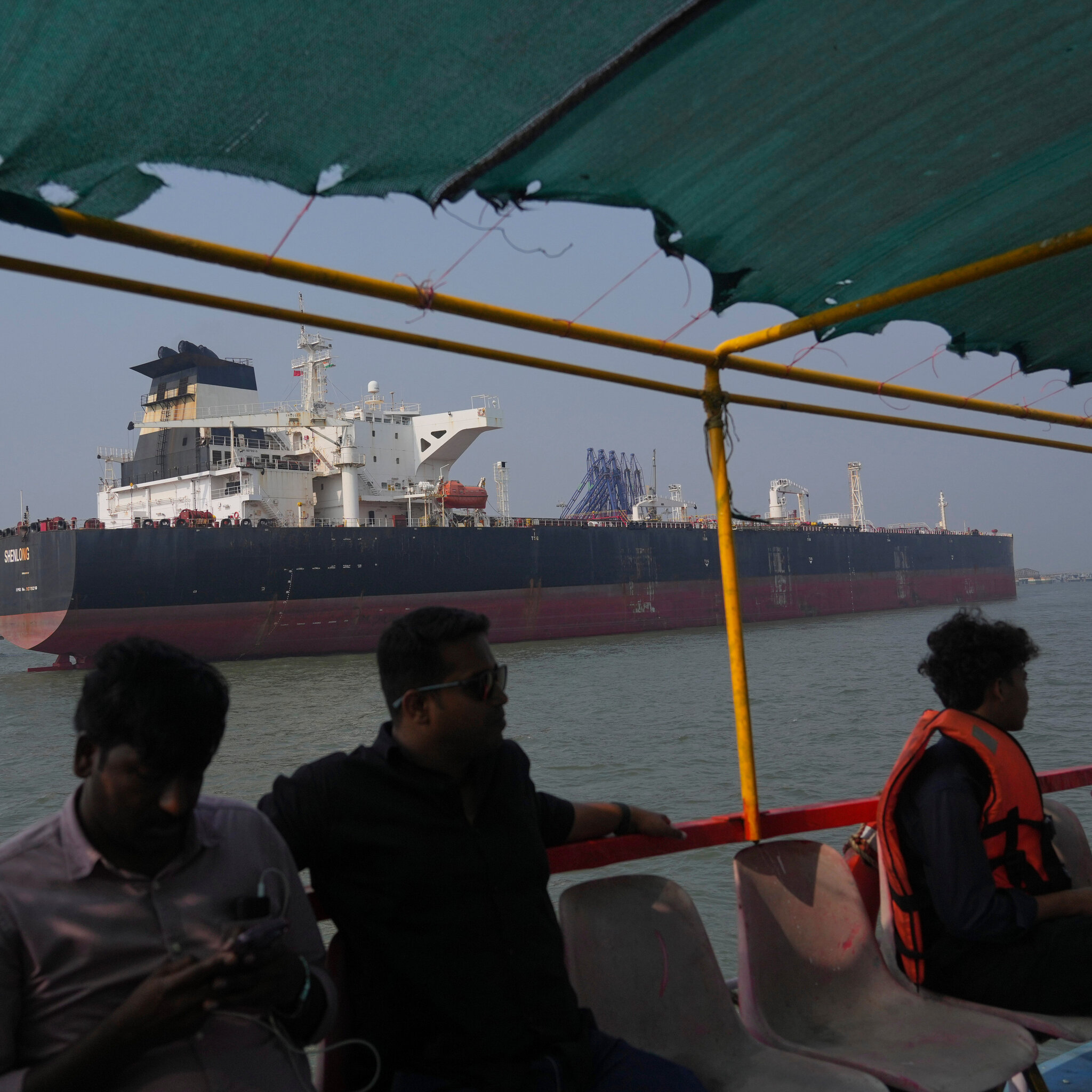 Iran’s New Leader Vows to Keep a Crucial Oil Gateway Blocked