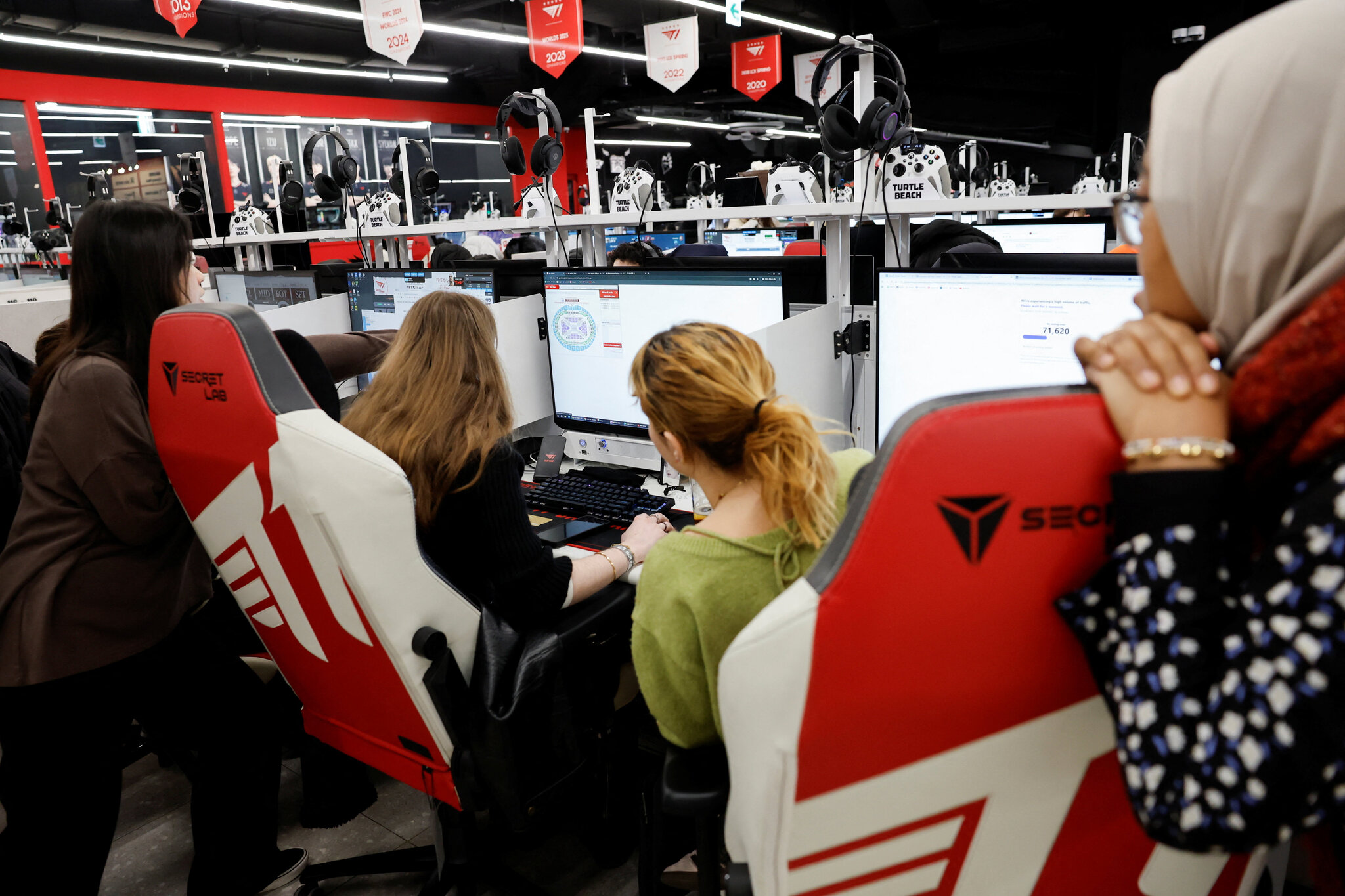 Seeking Any Edge, BTS Fans Hunt for Tickets From Seoul’s Internet Cafes