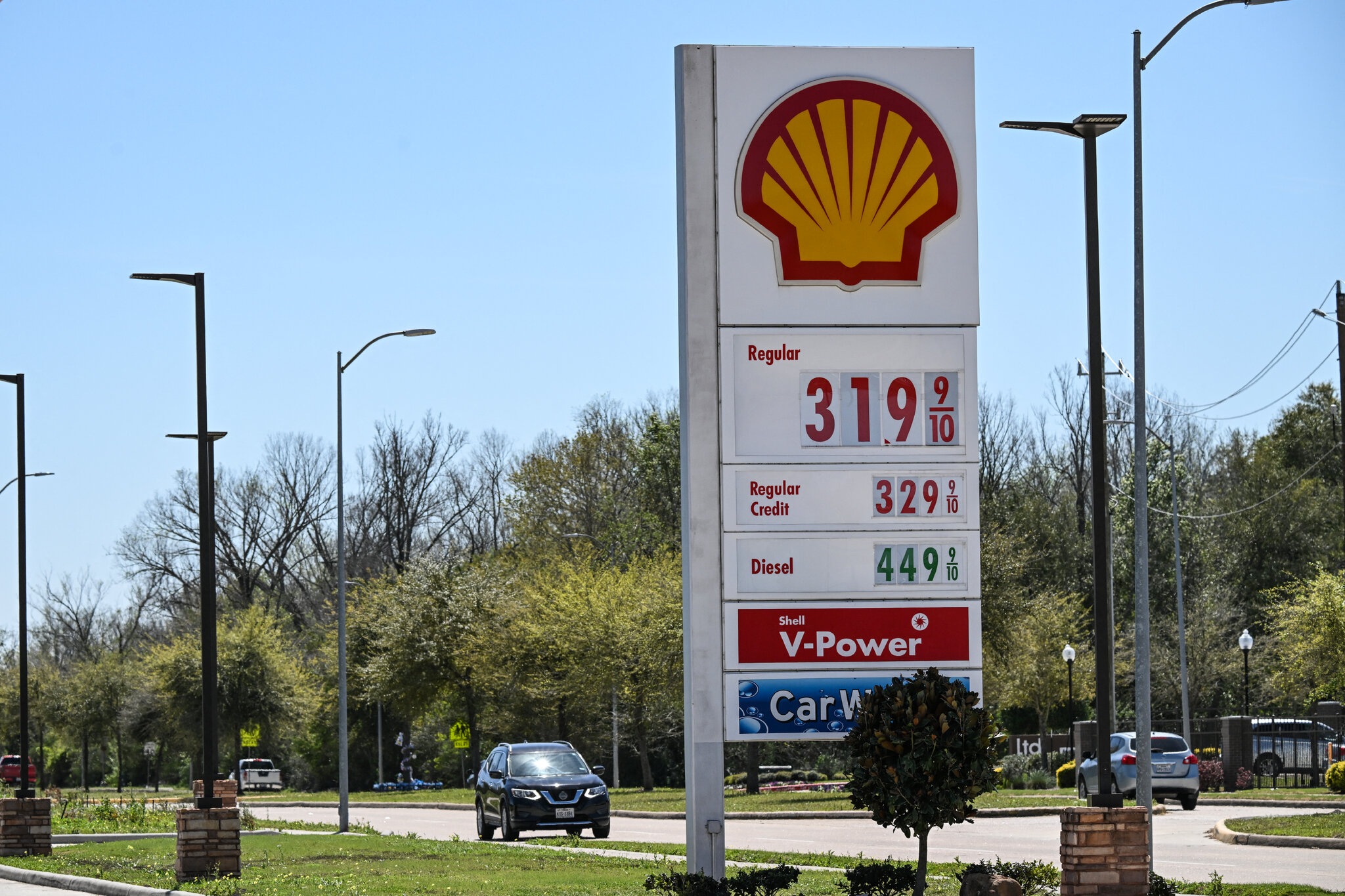 After Pulling Back, Oil Prices Resume Their Rise