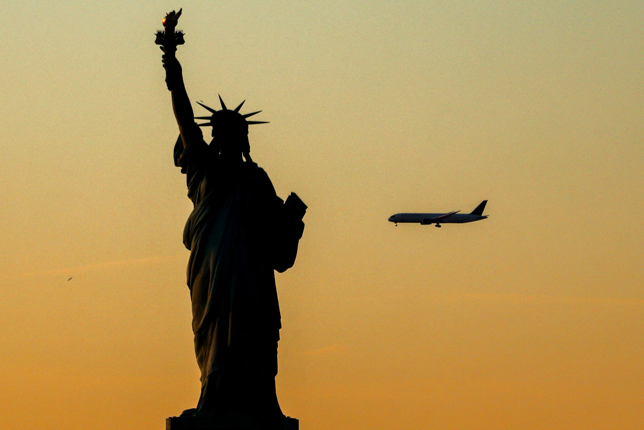 Alaska Airlines and FedEx Planes Narrowly Avoid Each Other at Newark Airport