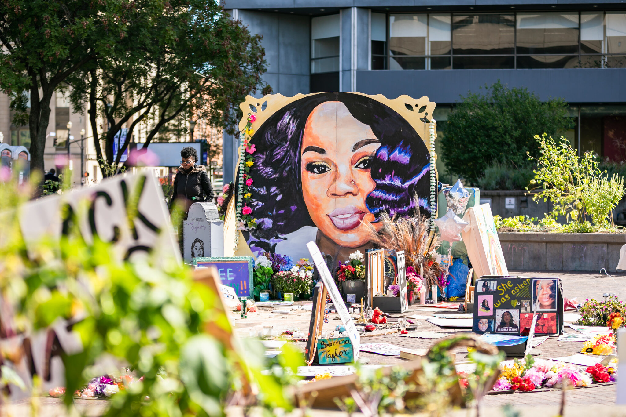Justice Dept. Seeks to Drop Charges Against Officers in Breonna Taylor’s Death