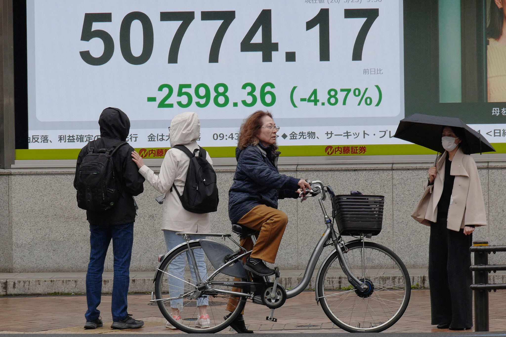 Stocks Tumble as Oil Prices Rise