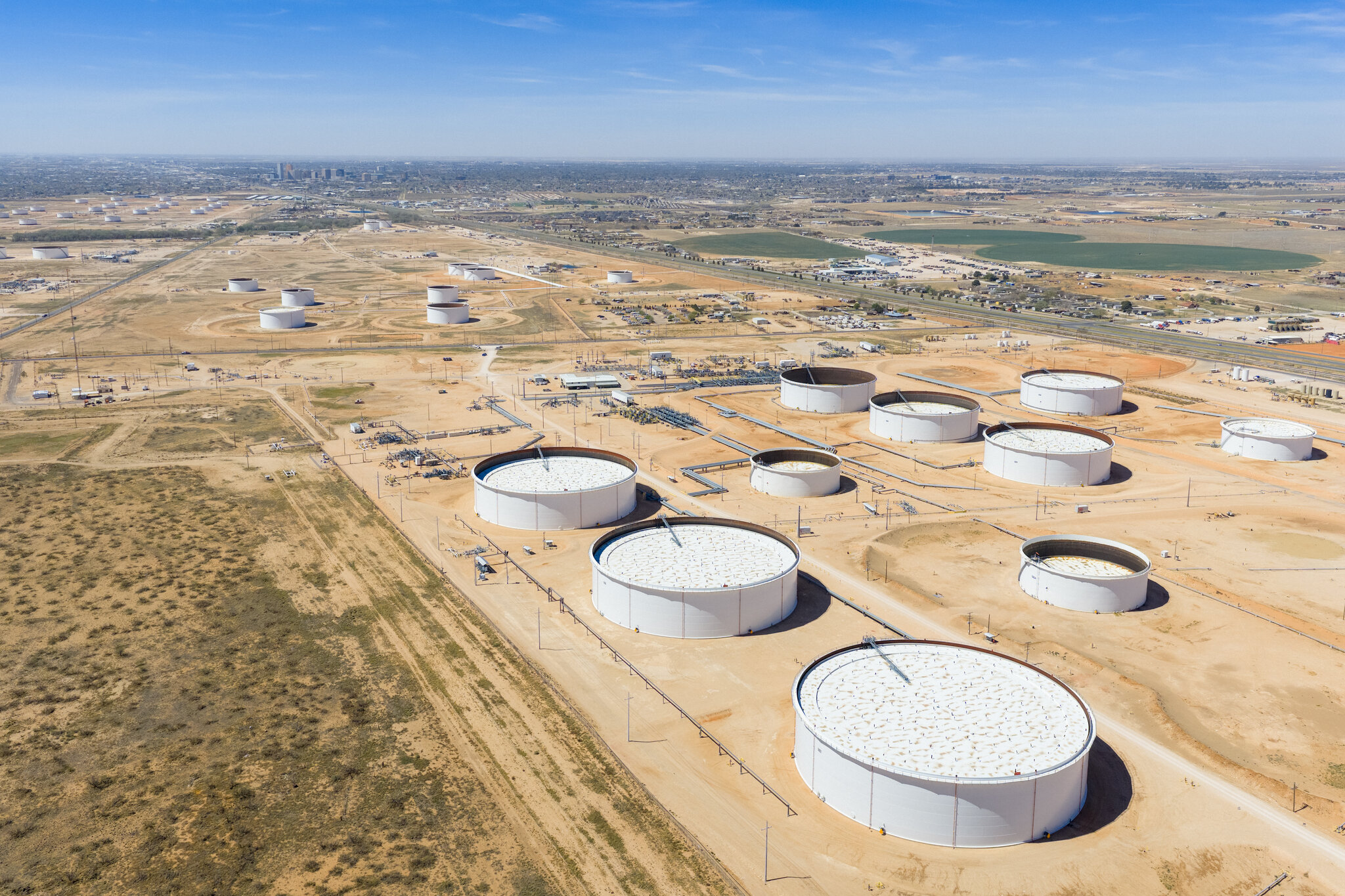 For Western Oil Companies, War in Iran Means Bigger Profits, and Risks