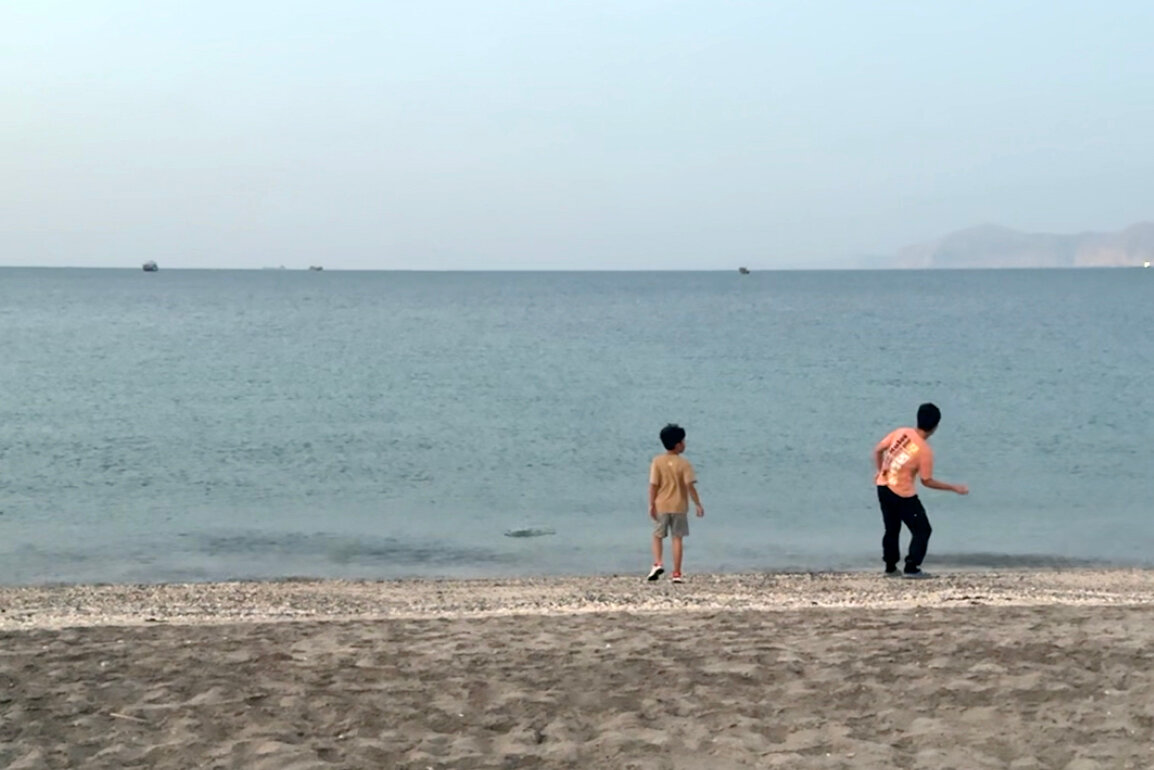 In Sleepy Town on Strait of Hormuz, War Rages Just Over Horizon
