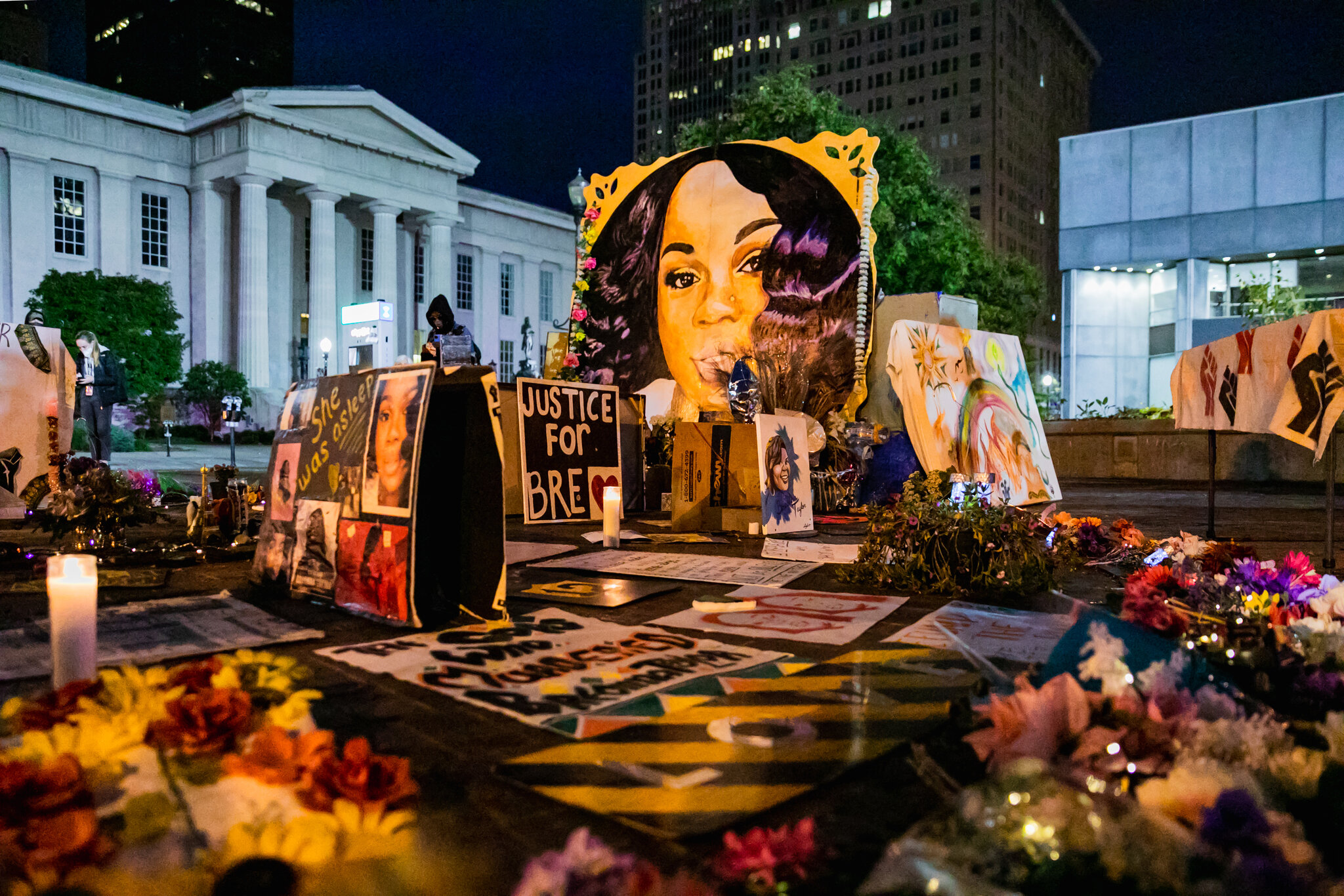 Judge Agrees to Drop Charges Against Officers in Breonna Taylor’s Death