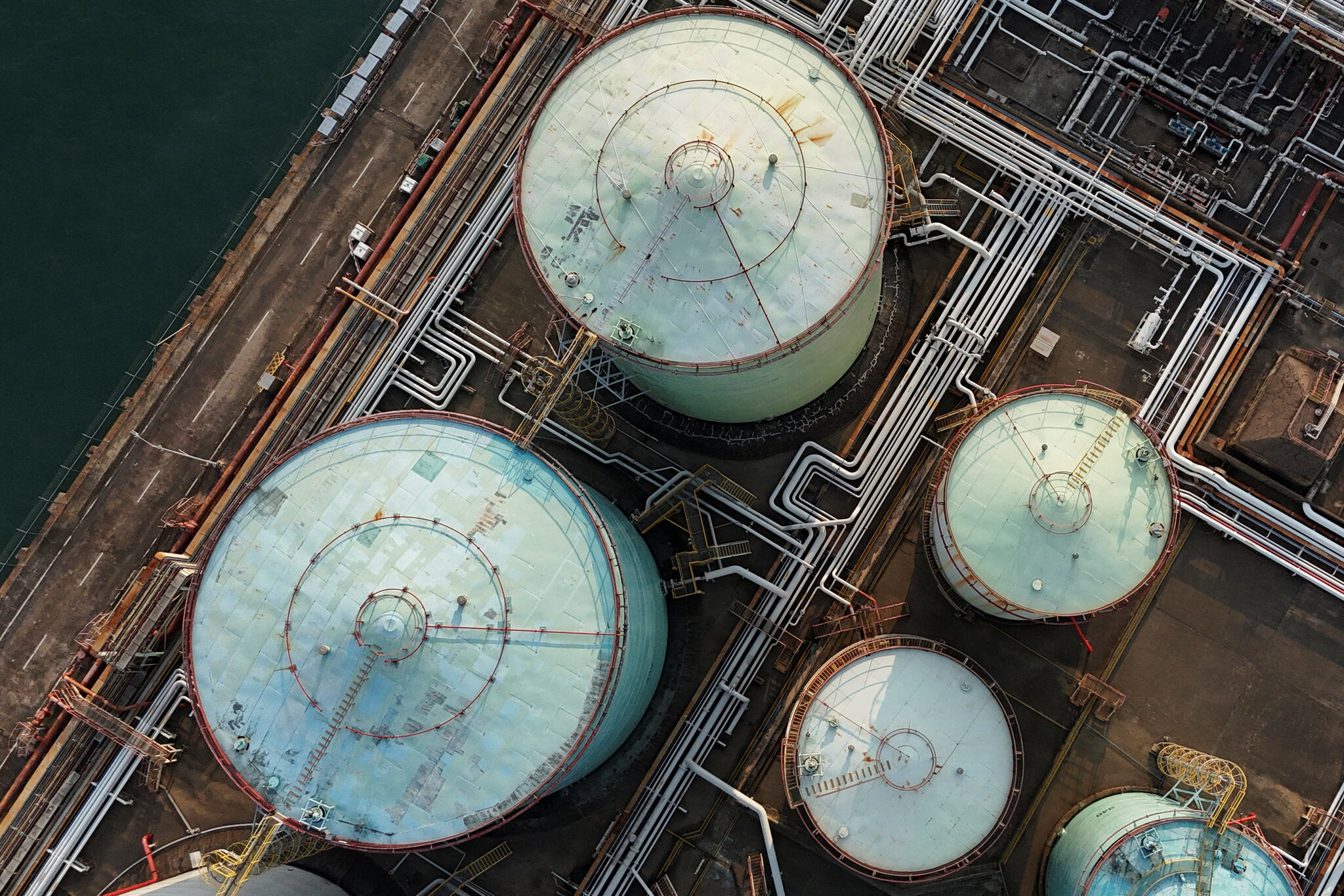 Stocks Extend Rally and Oil Prices Drop