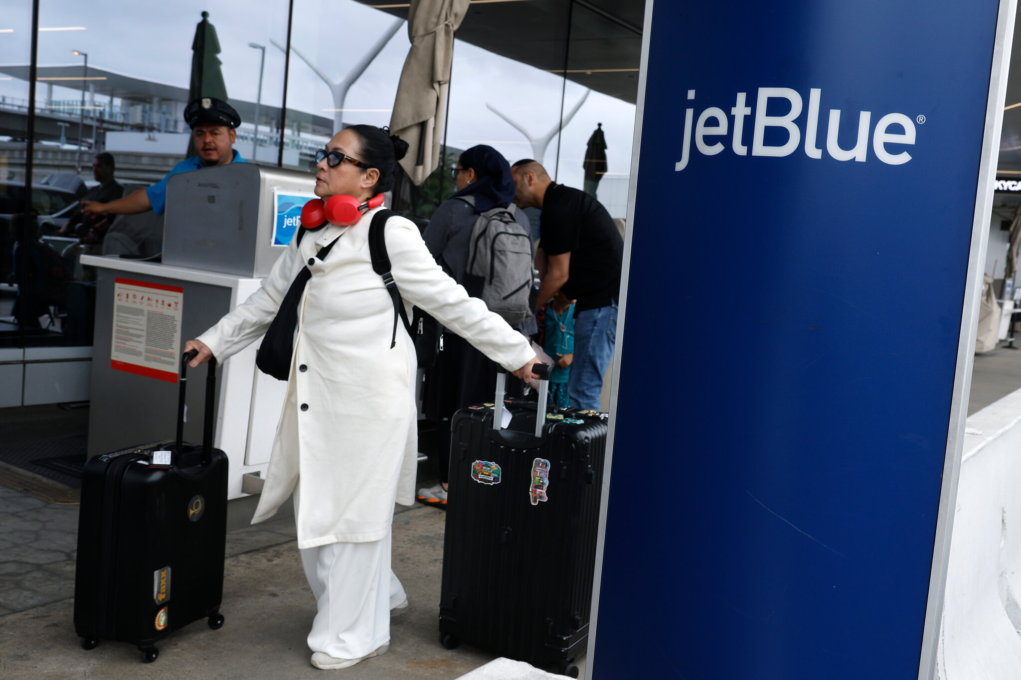 JetBlue Raises Checked Bag Fees as Fuel Costs Soar
