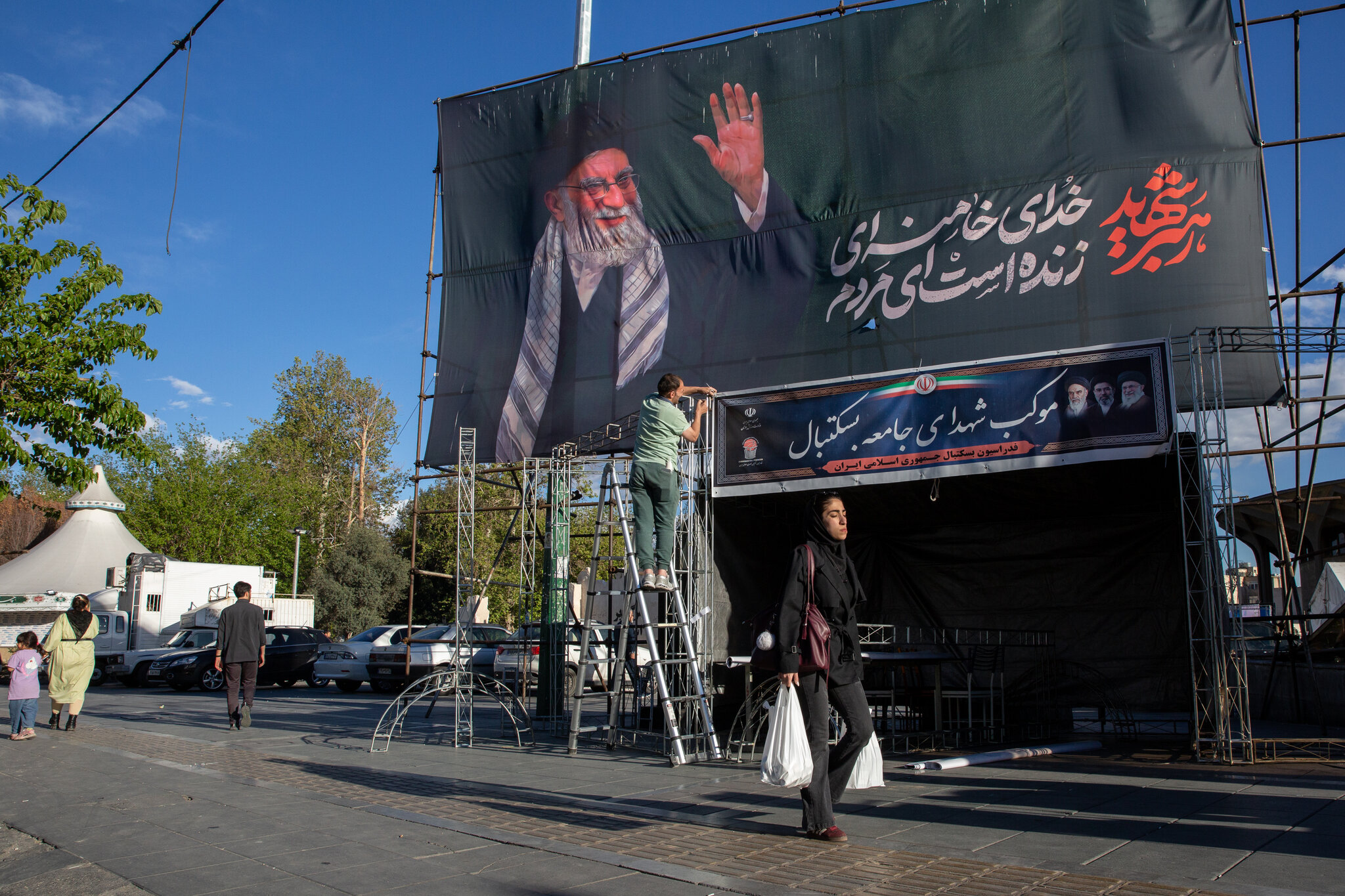 As Trump Deadline Looms, Iran and U.S. Mix Threats With Hints of Deal
