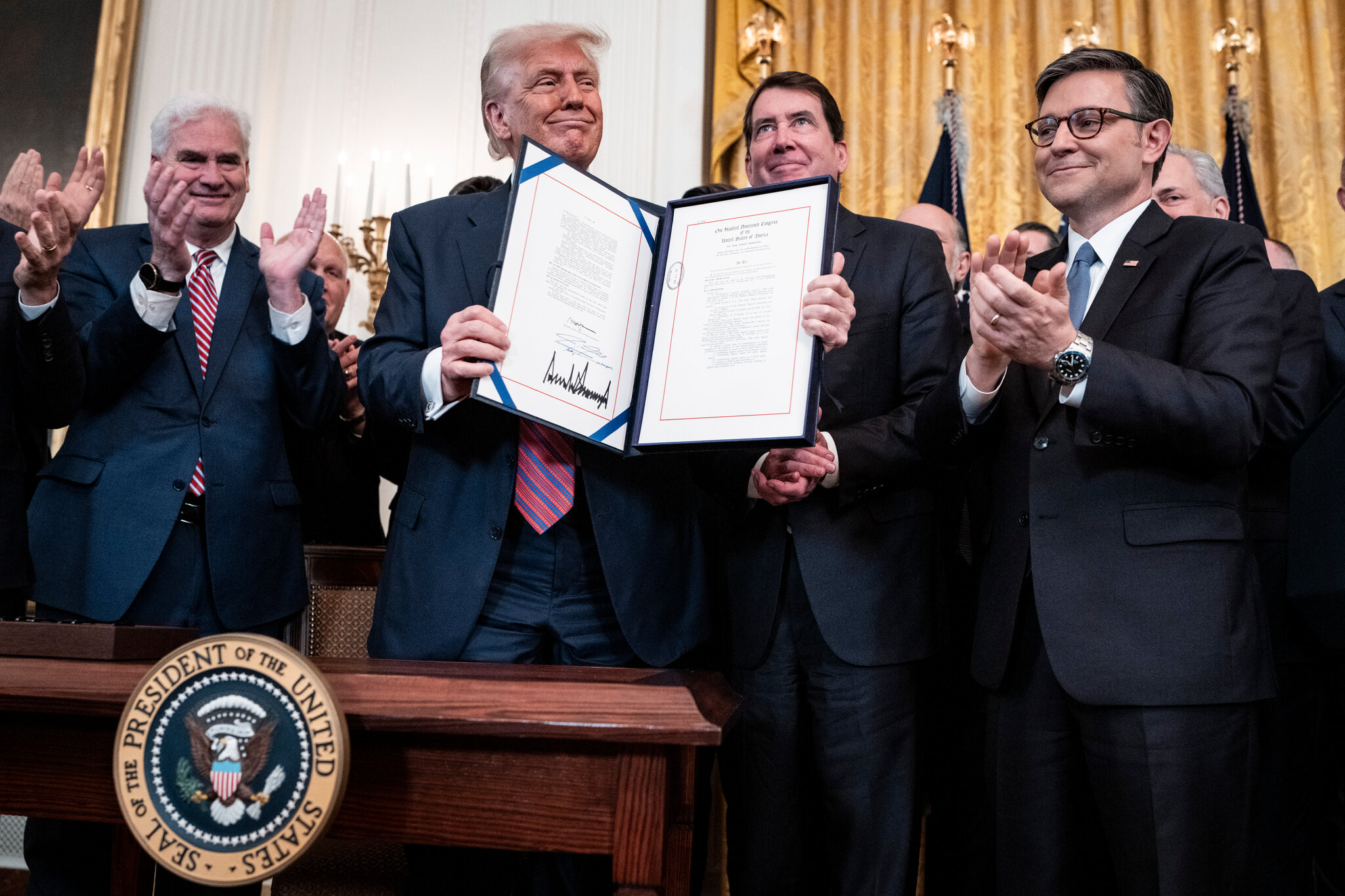 White House and Crypto Industry Fight Bank Lobby Over Stablecoin Income