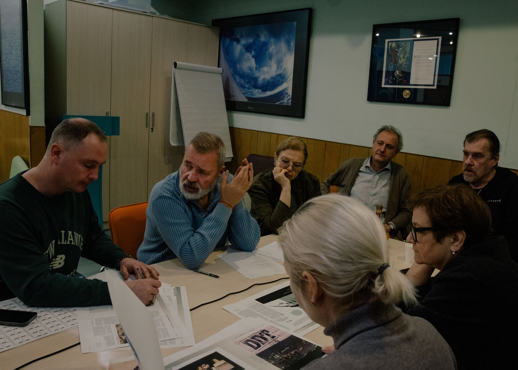 A Newspaper Is Raided and a Rights Group Outlawed Amid Kremlin Crackdown