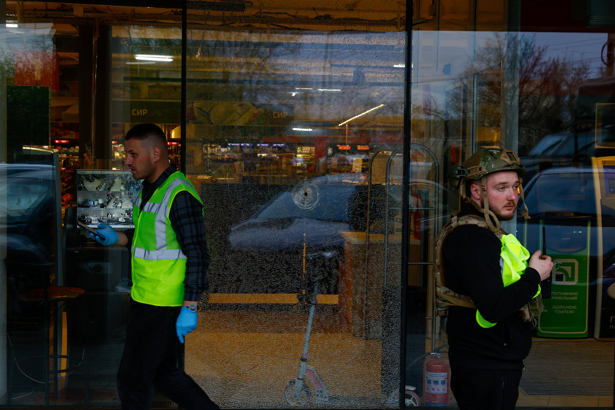 Gunman Kills at Least 6 in Kyiv, Taking Hostages in Grocery