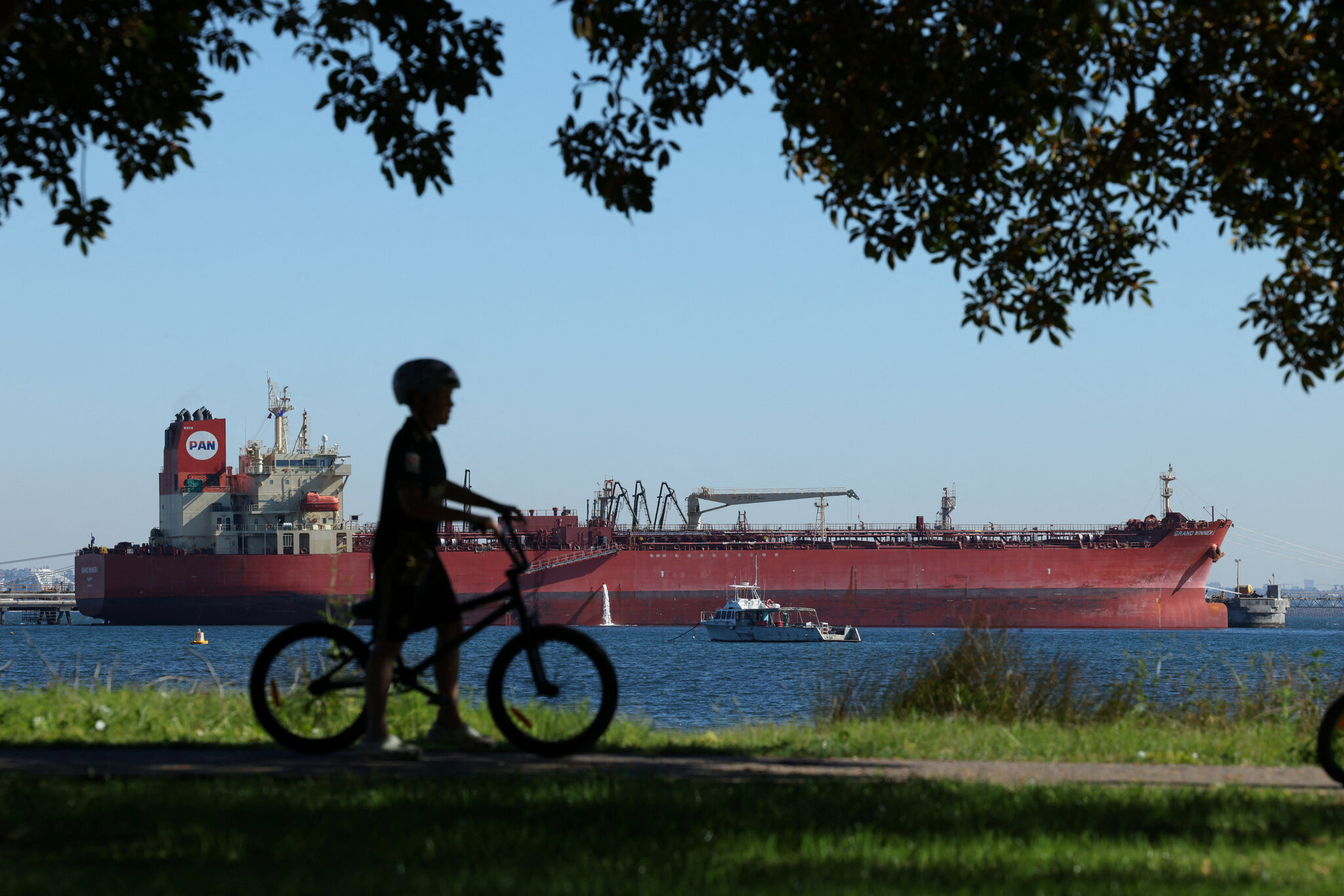 Oil Prices Recede and Stocks Gain as Investors Eye Peace Talks