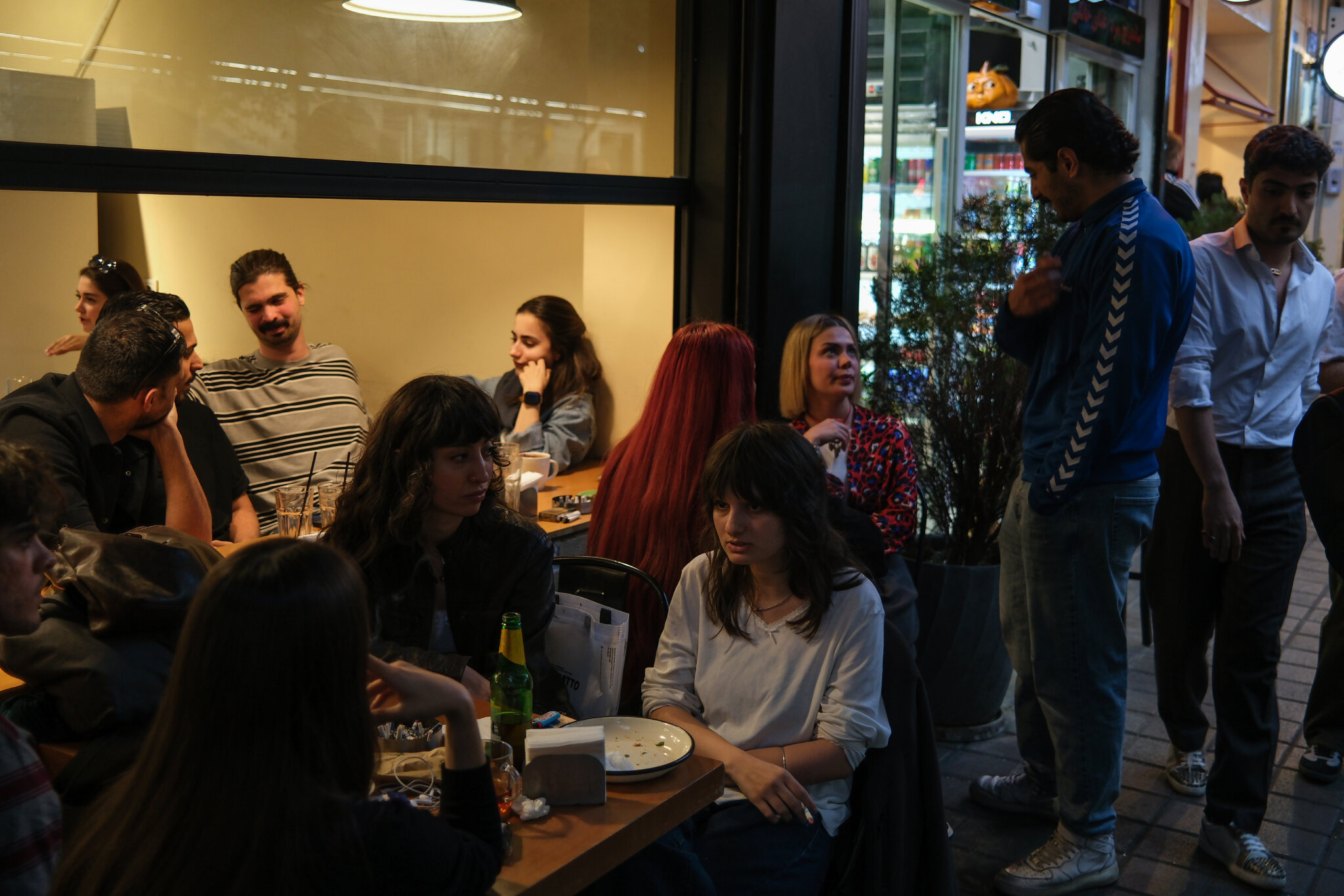 As Iranians Face War, There’s Still Solace in a Cafe