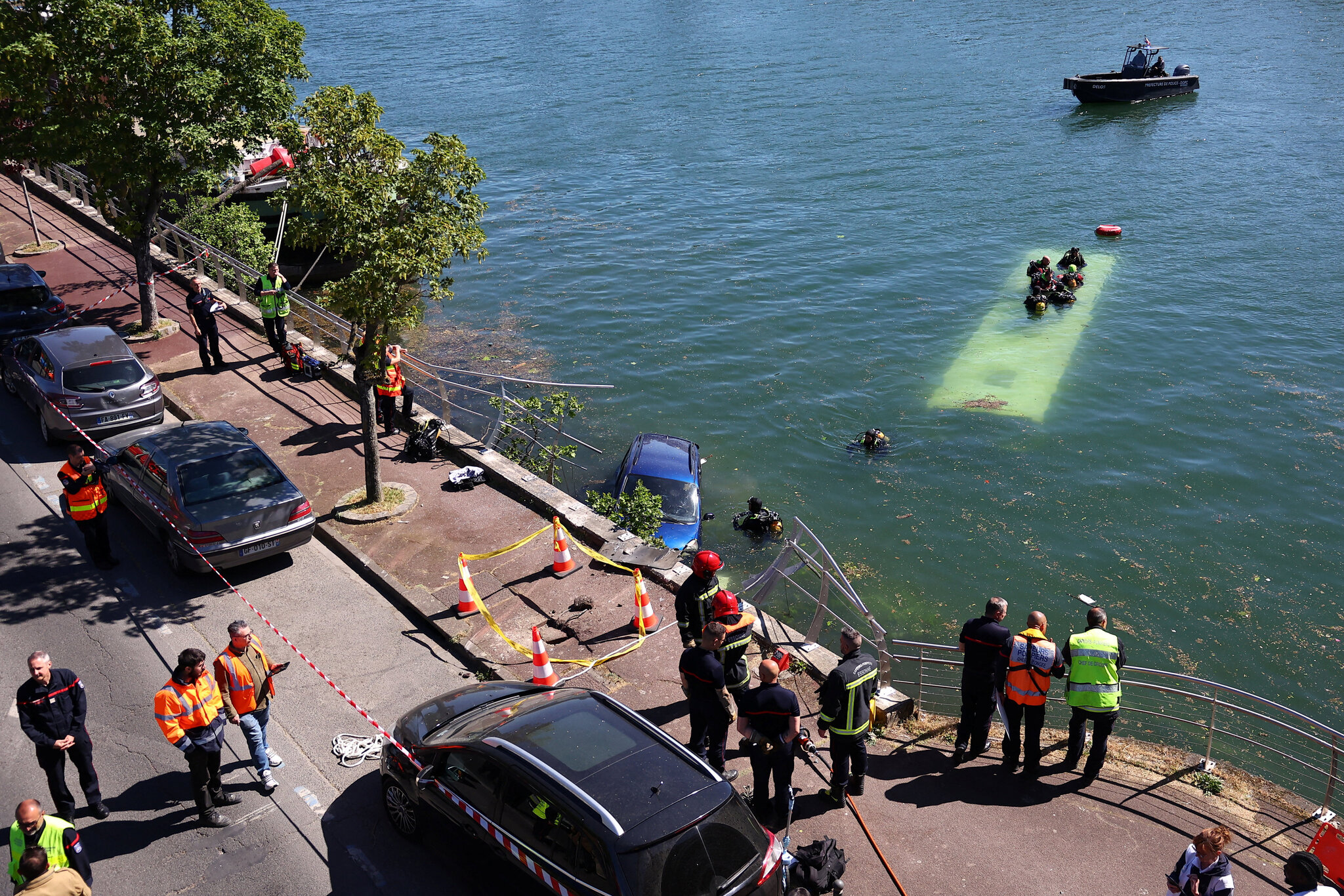Very Dramatique! 4 Are Rescued After Trainee Driver Plunges Bus Into Seine