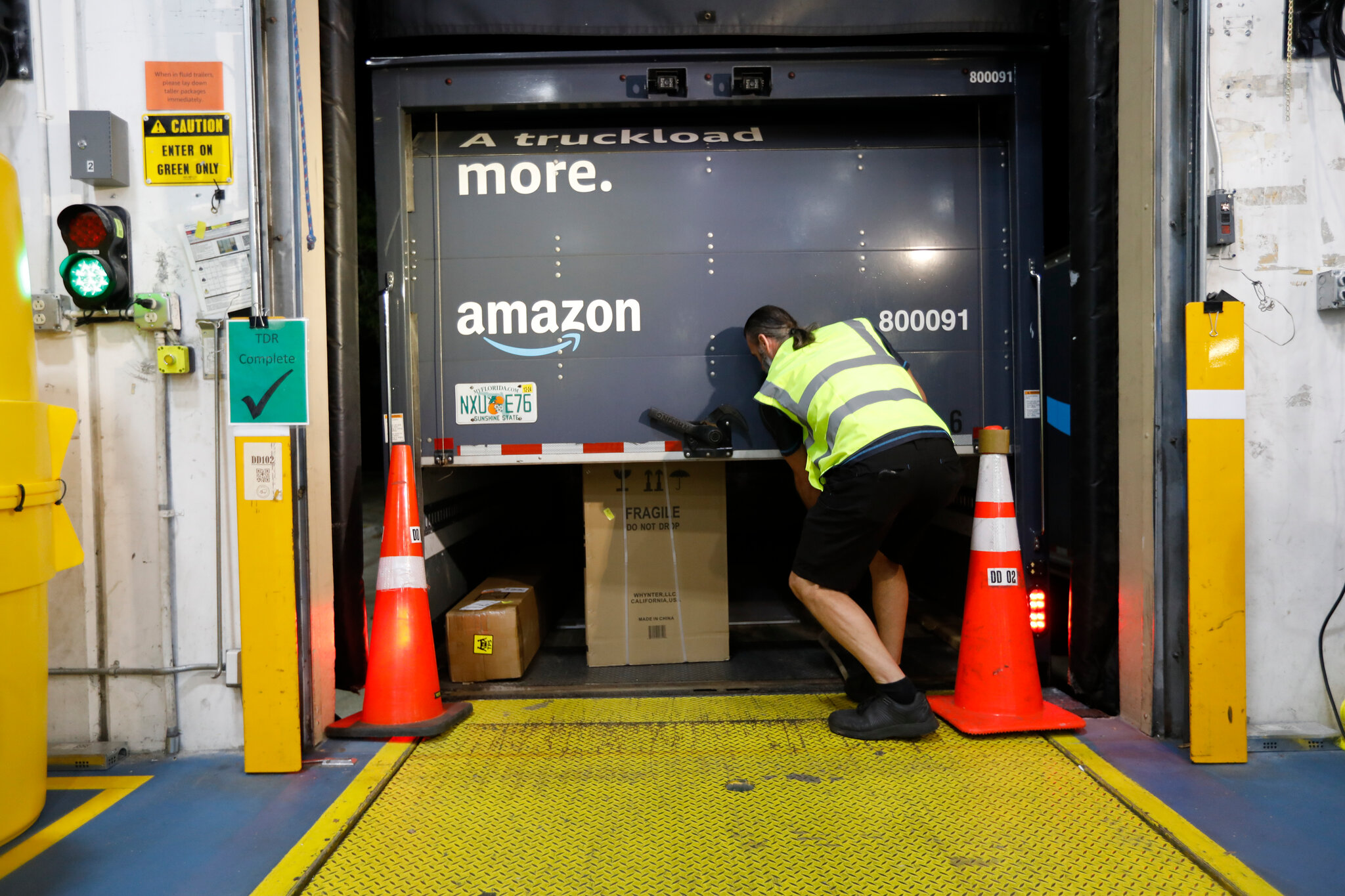 Amazon Expands Logistics Arm to Outside Companies