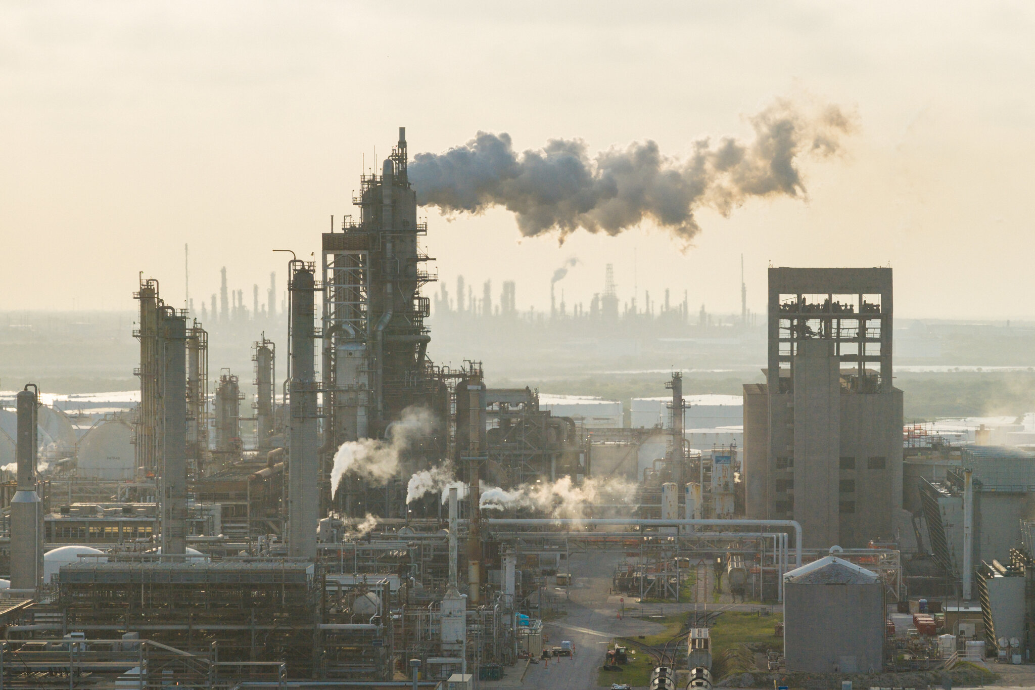 Oil Falls as Trump Changes Course in Gulf, but U.S. Gasoline Keeps Rising