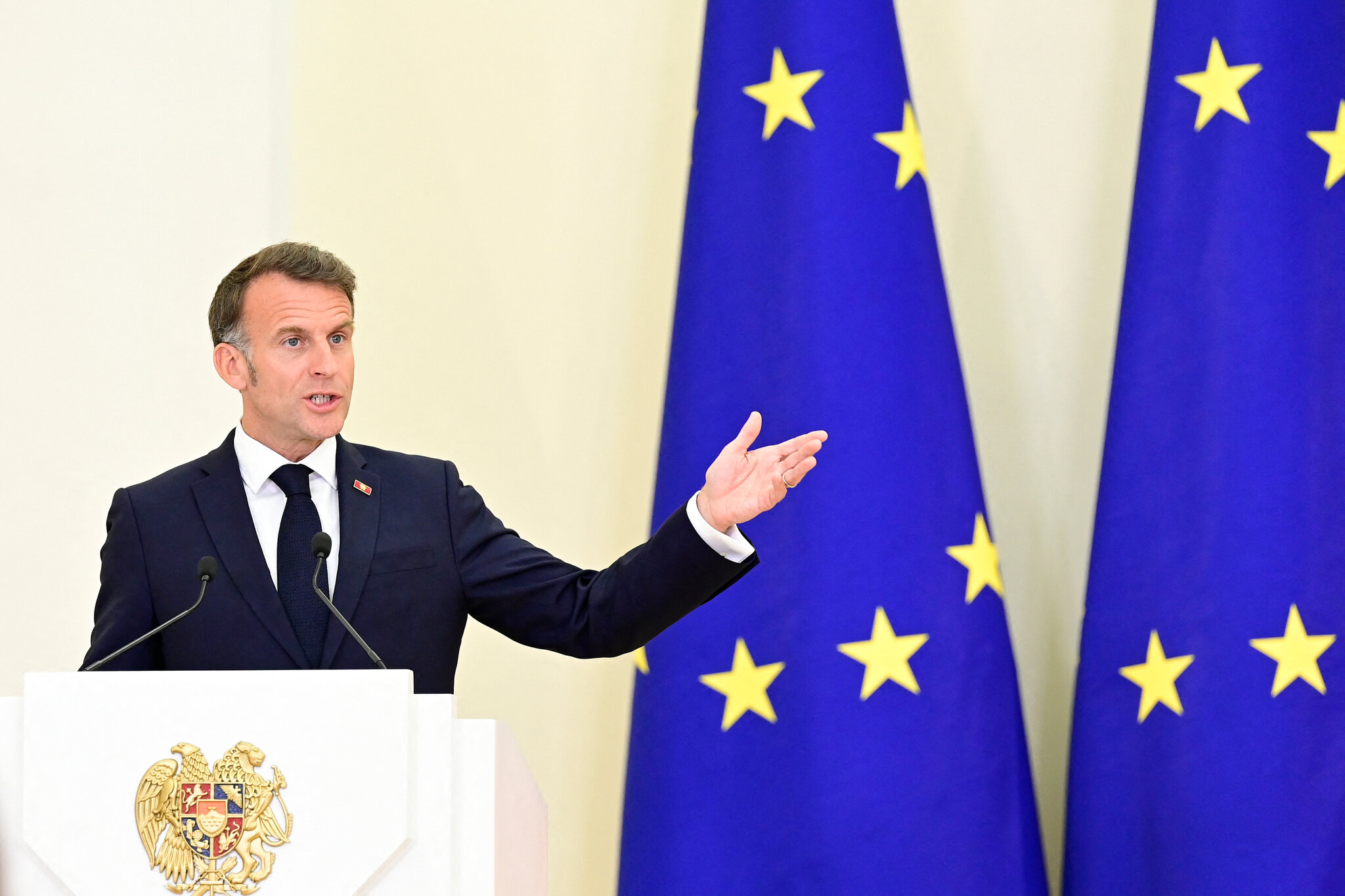 Macron Wants U.S. and Iran to Open Strait While They Negotiate