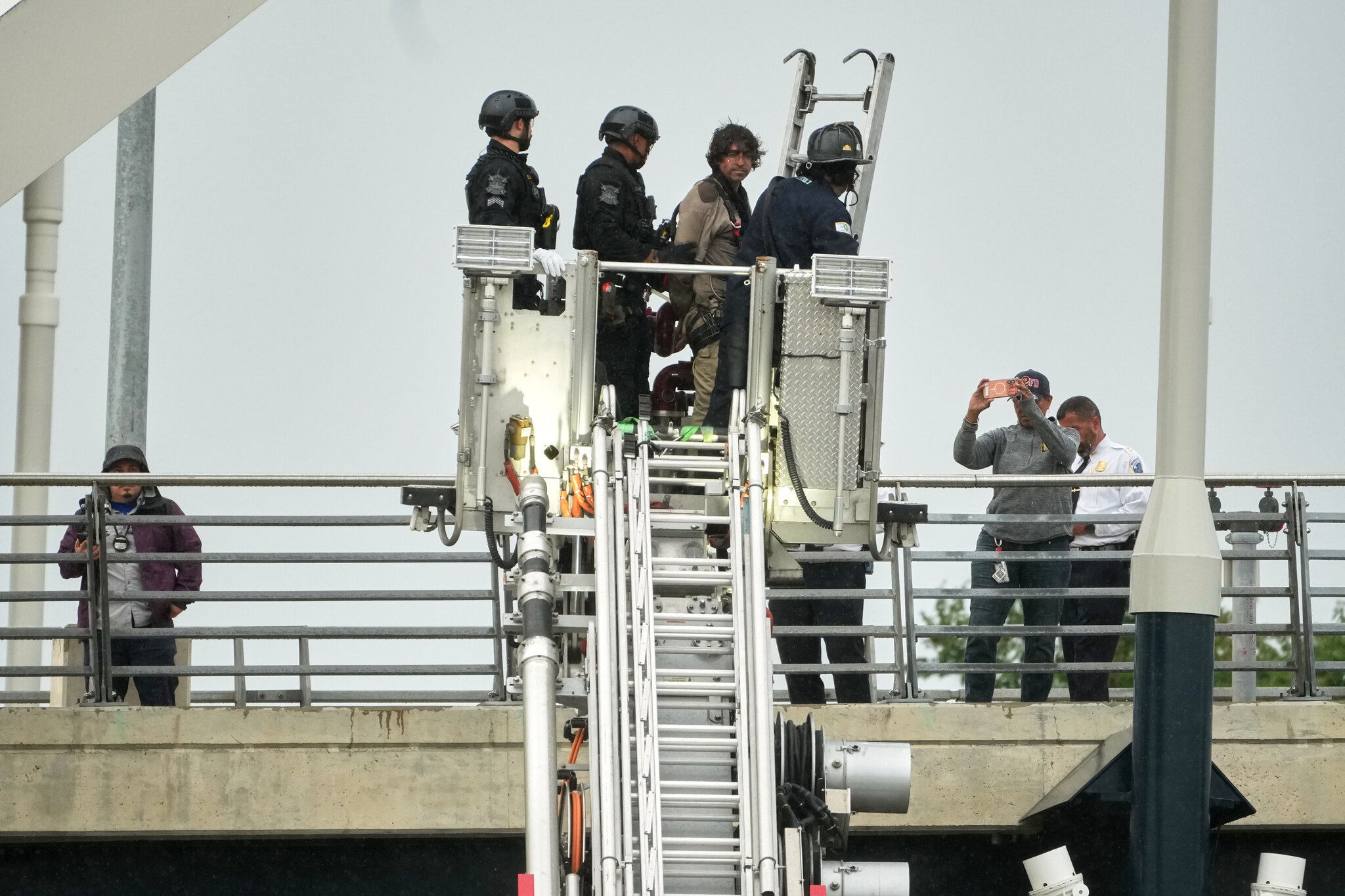 Protester Who Spent 6 Days Perched Atop Bridge in Washington Comes Down