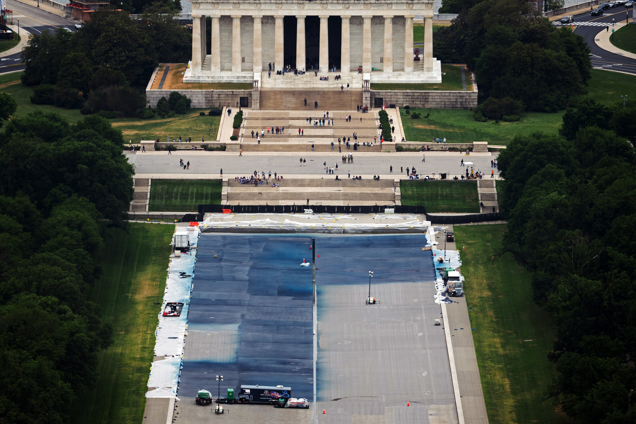 The No-Bid Contract That Is Turning Washington’s Reflecting Pool Blue
