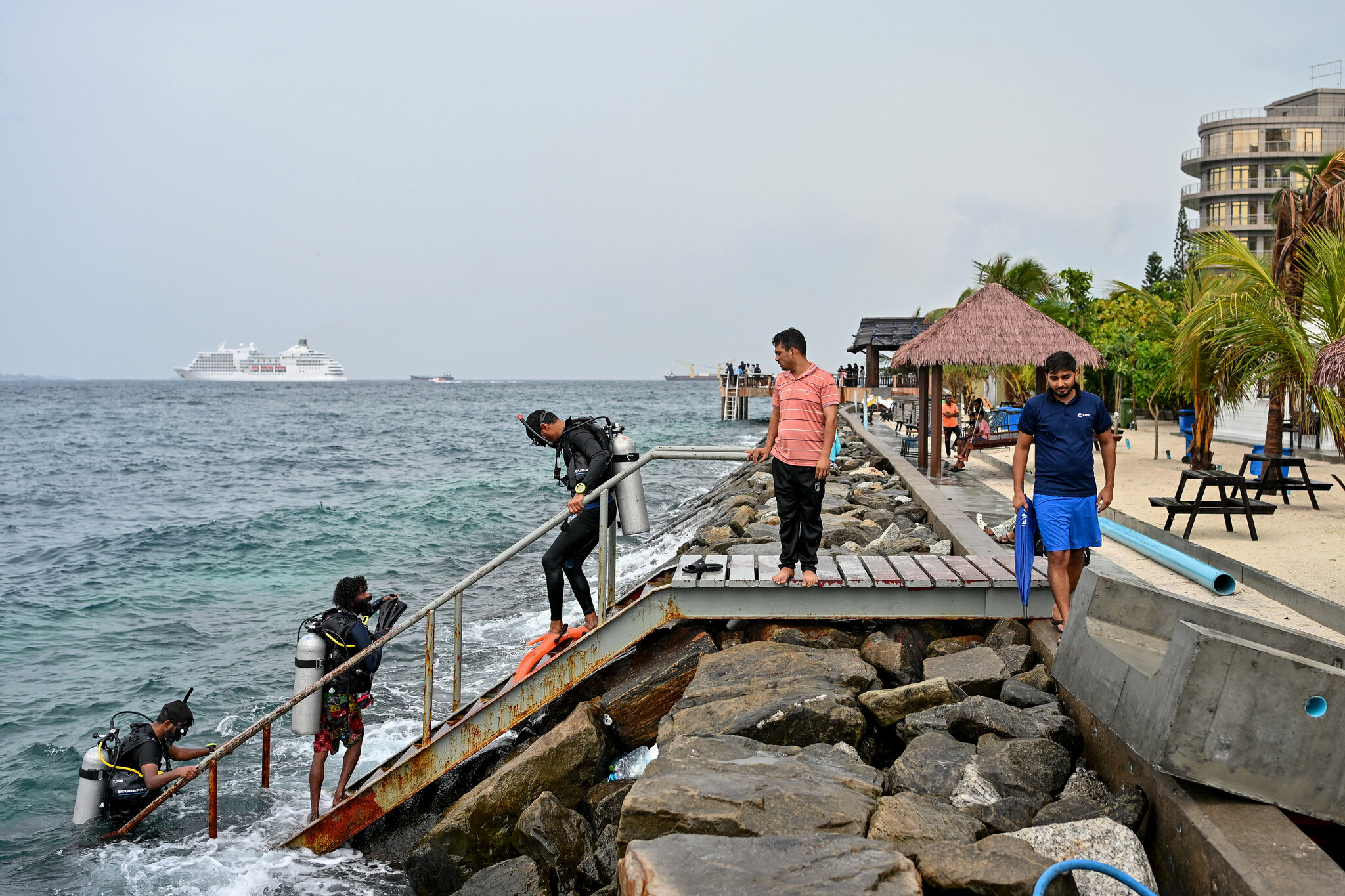 Five Italians Die While Scuba Diving Deep Caves in the Maldives