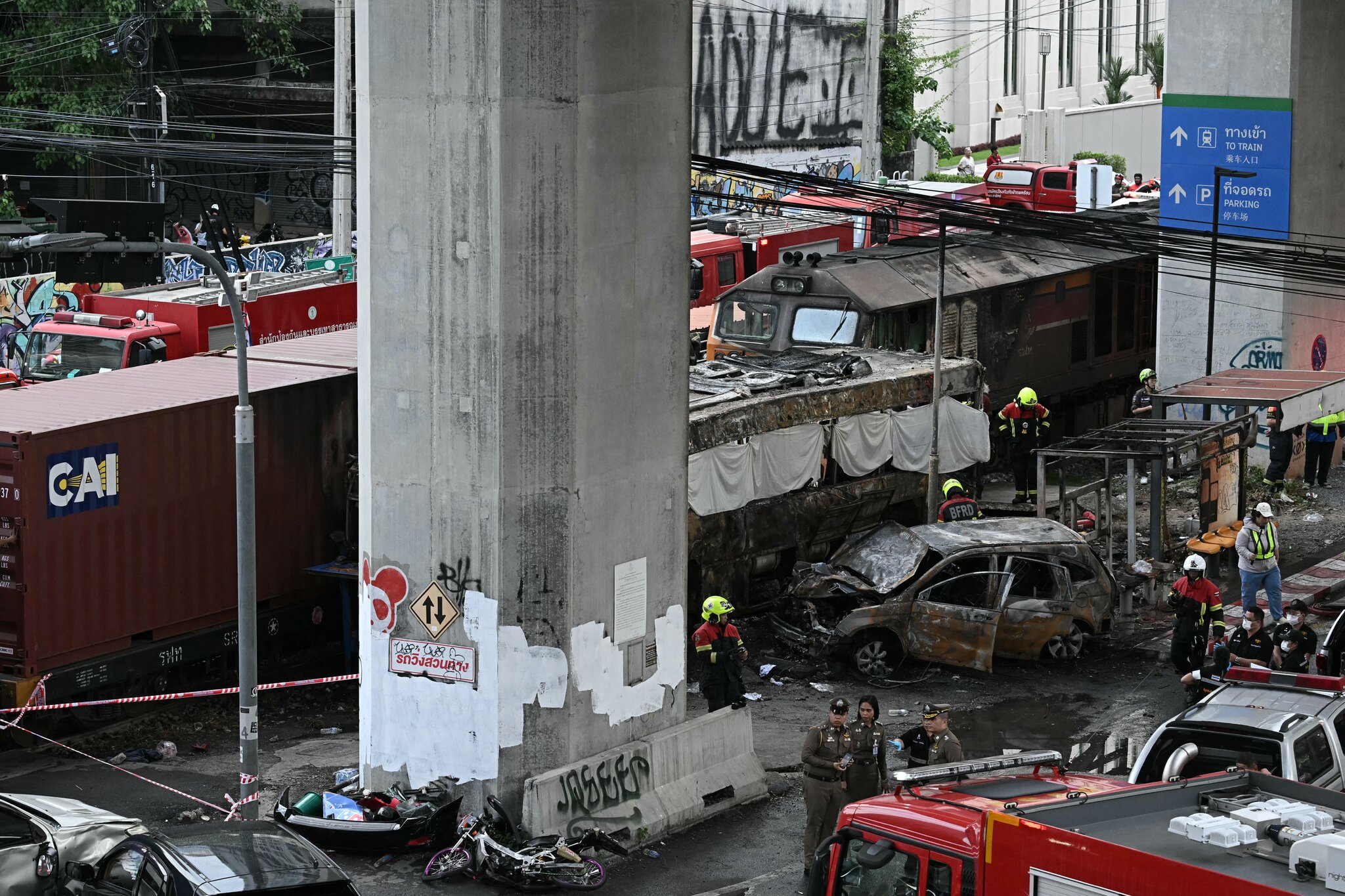 Train Crashes Into Bangkok Traffic, Killing at Least 8