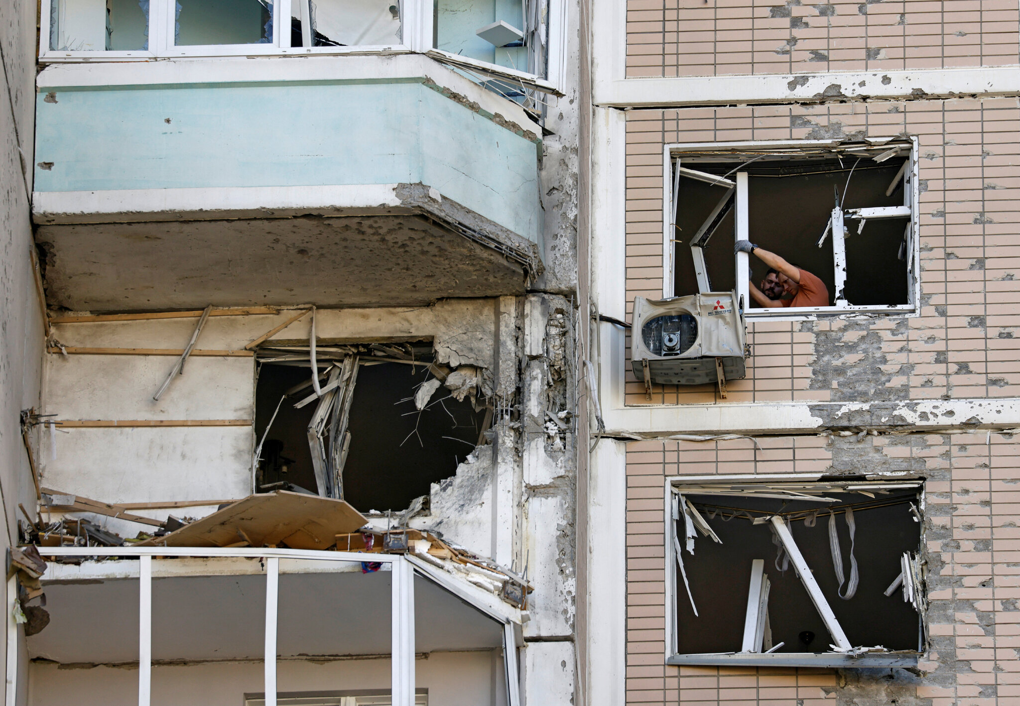 Wave of Ukrainian Strikes Kills at Least 4, Russia Says