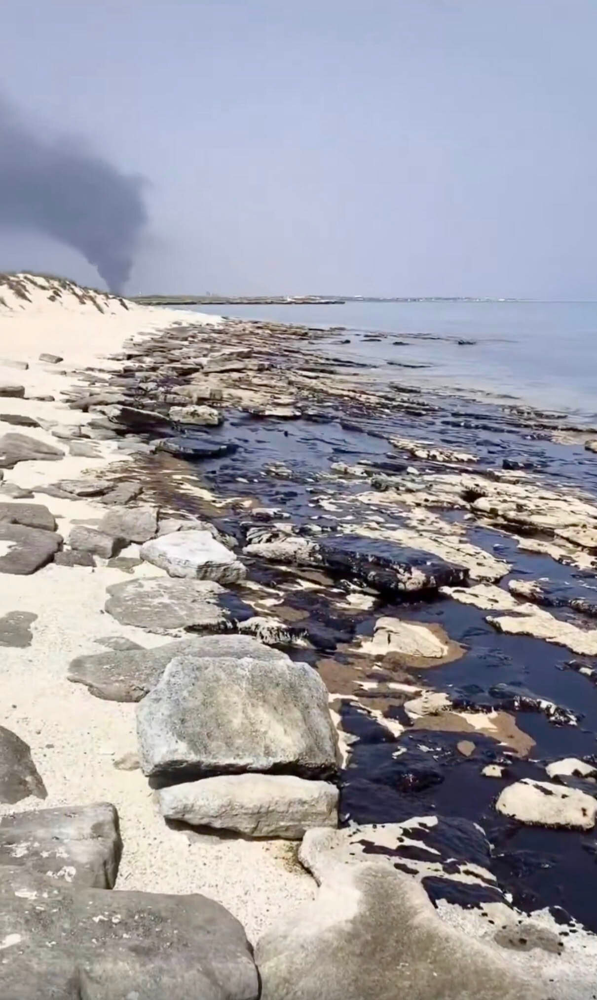 Oil Slick Reaches a Pristine Persian Gulf Island in Iran