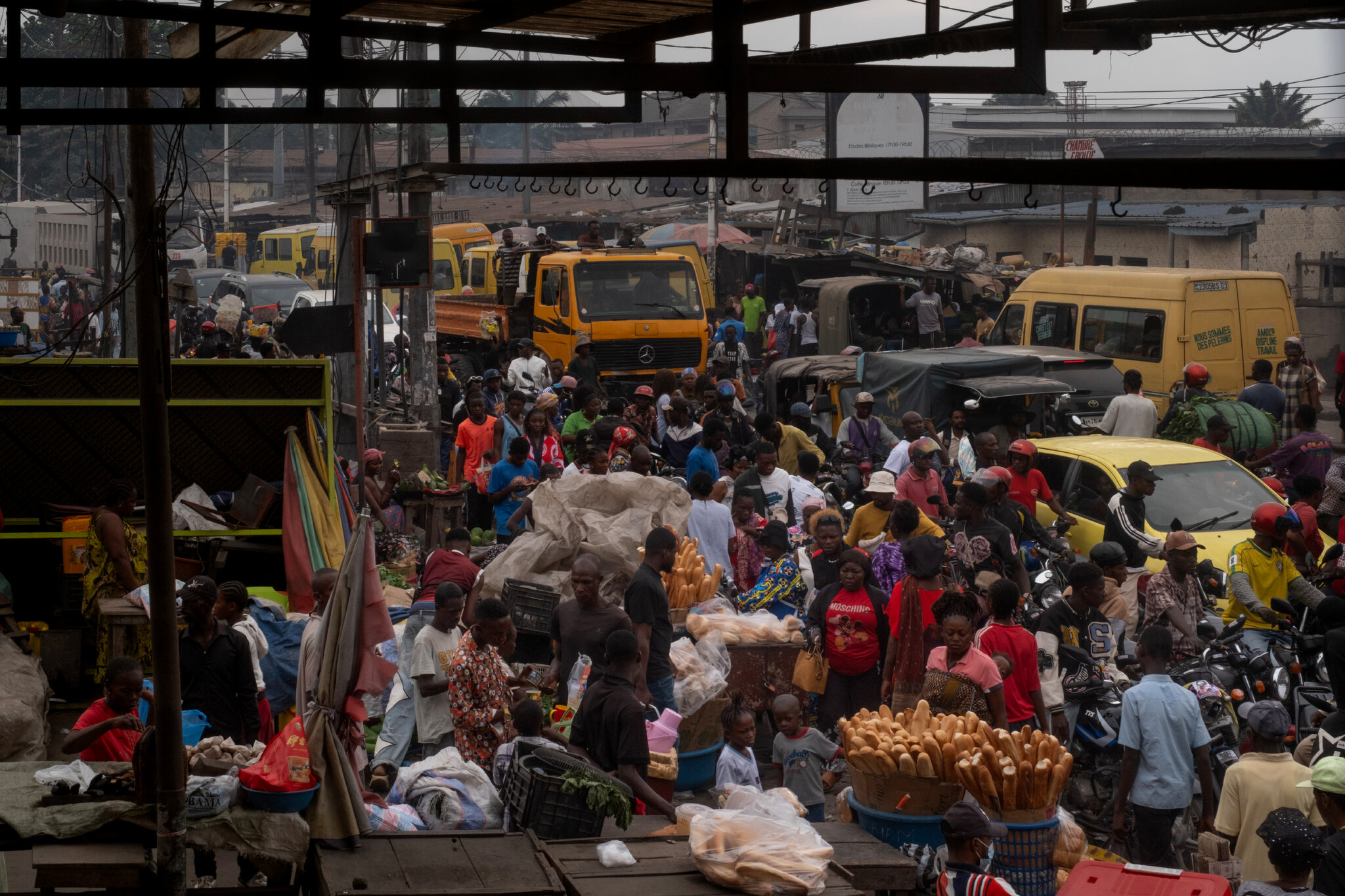 900 Miles From the Ebola Outbreak, Congo’s Capital Shrugs