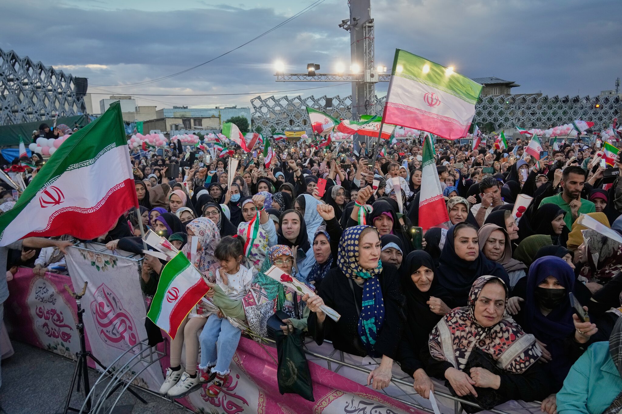 Iranian Officials Say Proposed Peace Deal Would End Fighting and Open Strait