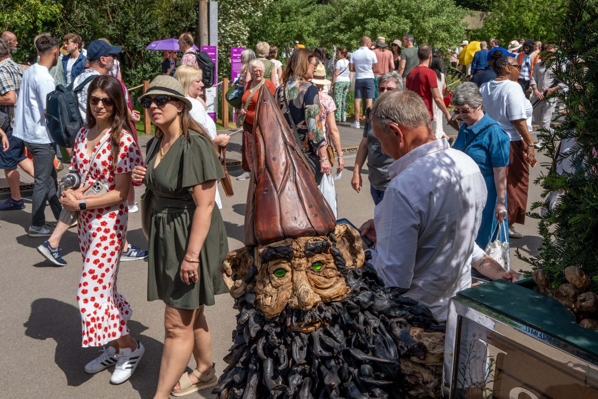 At Chelsea Flower Show, a Gnome Controversy and Some ‘Good British Madness’