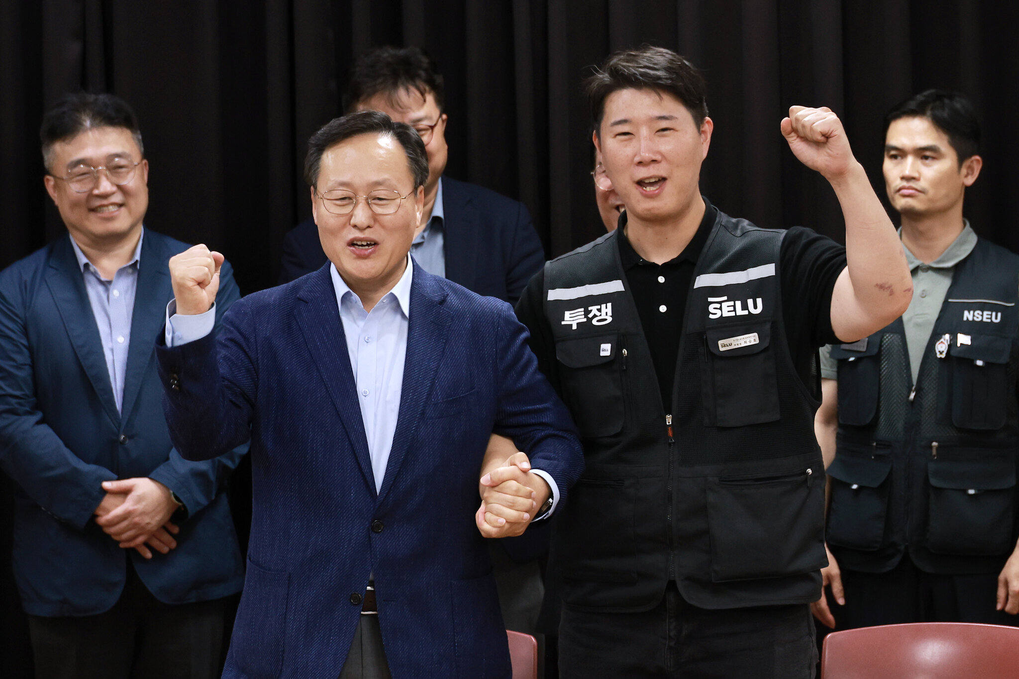 Samsung Unions Approve Pay Deal That Highlights Inequality of A.I. Age