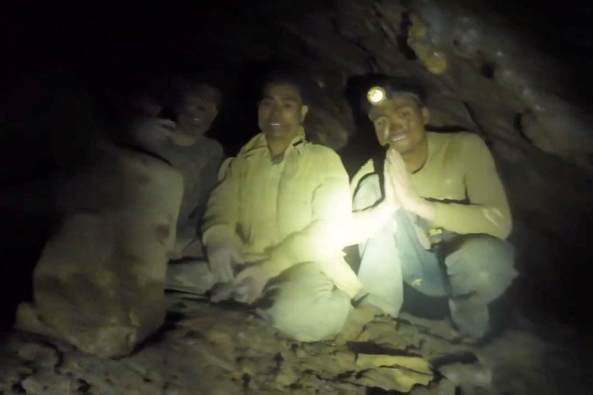Divers Find 5 Trapped in Flooded Cave, but a Treacherous Rescue Awaits