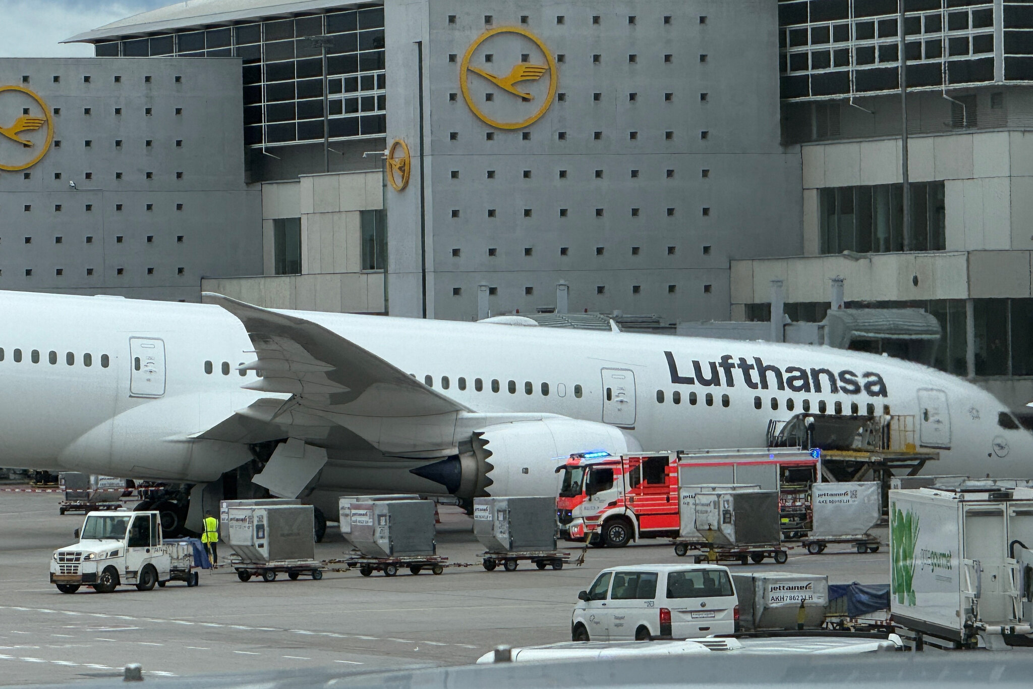 Nose Gear on Boeing 787-9 Dreamliner Collapses, Injuring Several Workers