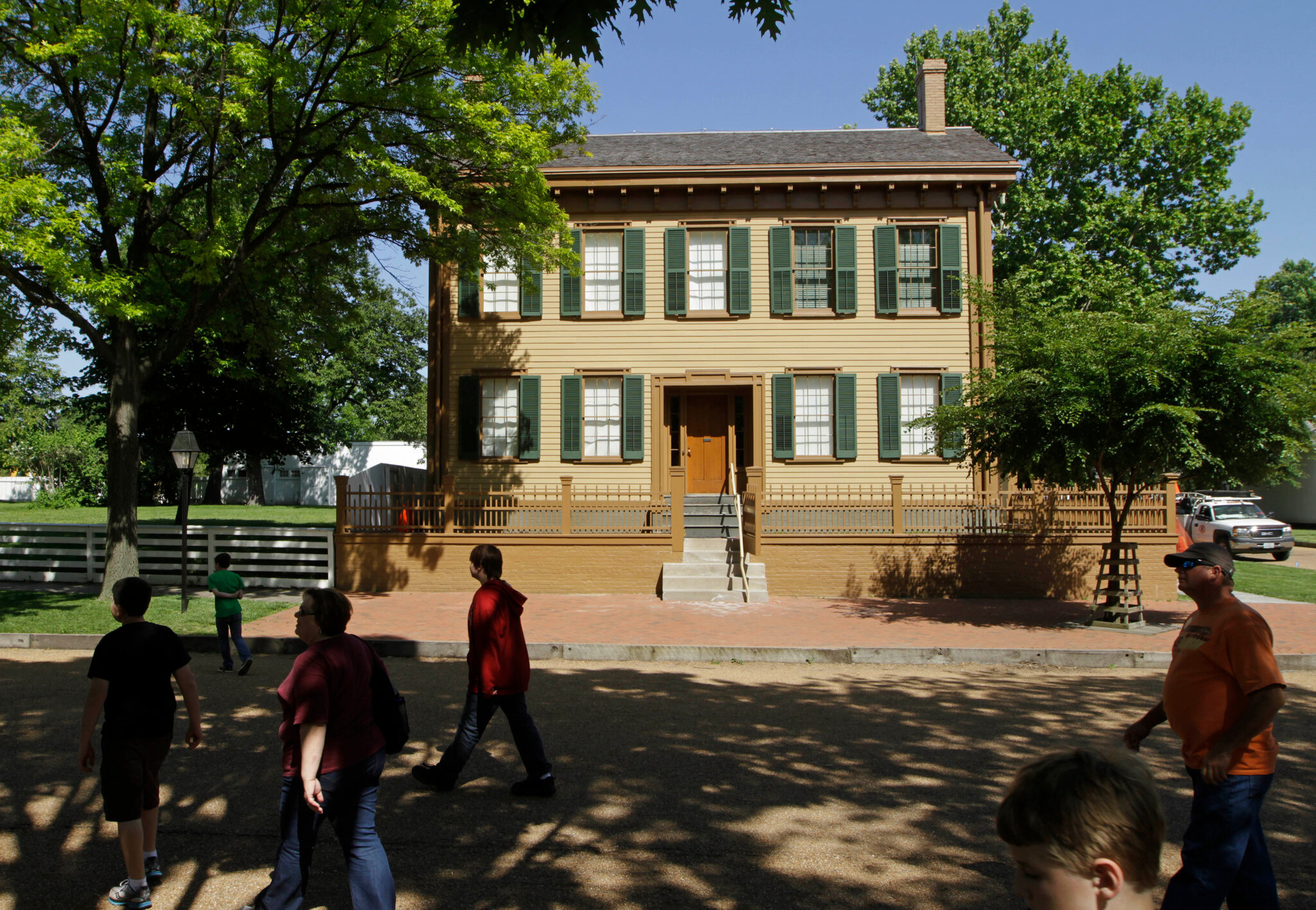 ‘Witness’ Tree Outside Abraham Lincoln’s Former Home Irreparably Damaged