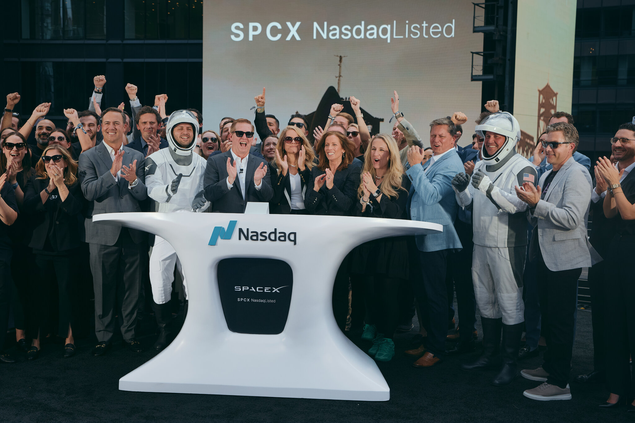 SpaceX’s Stock Rises on First Full Day of Trading
