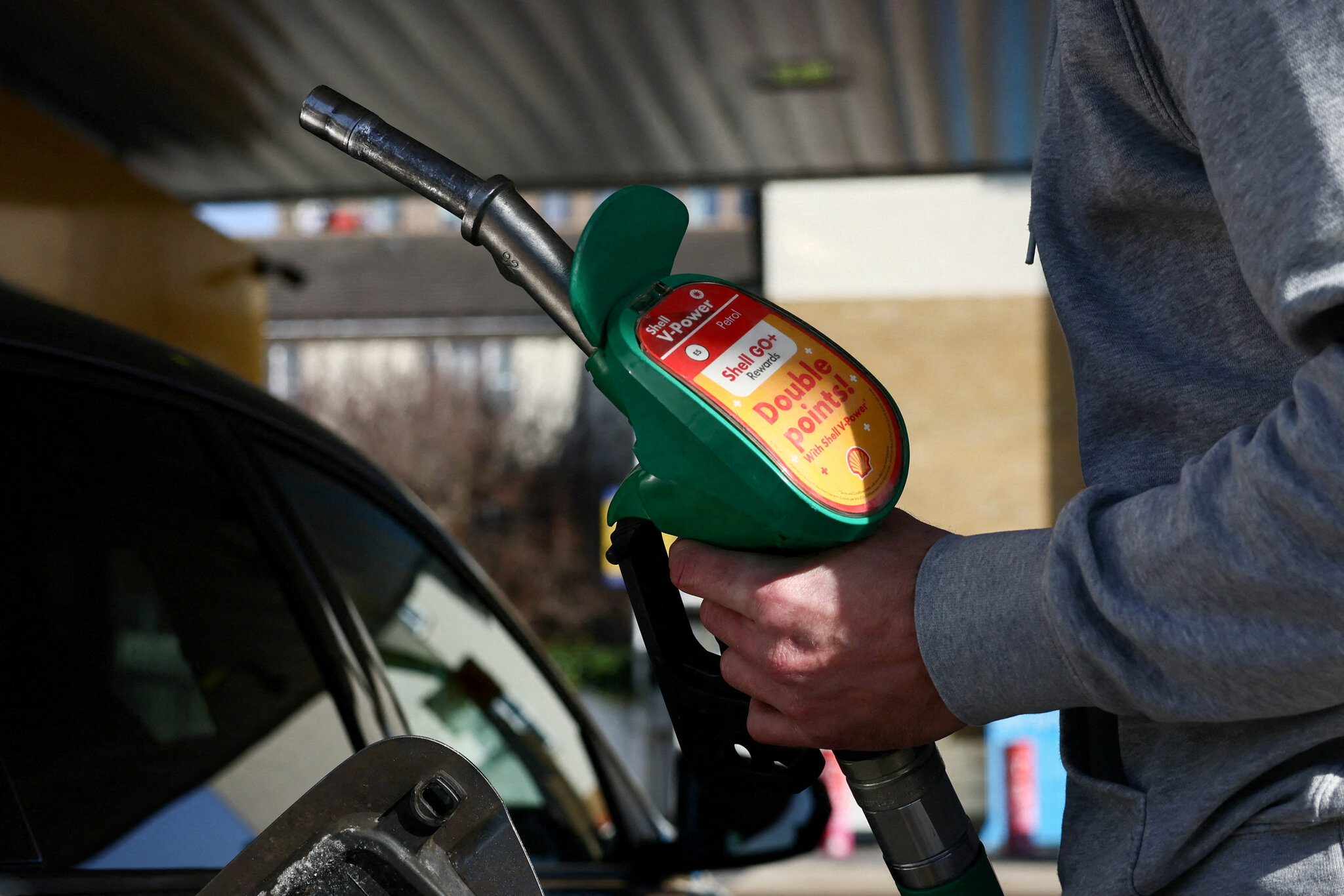 Oil Prices Fall as U.S.-Iran Deal to Reopen Hormuz Takes Effect