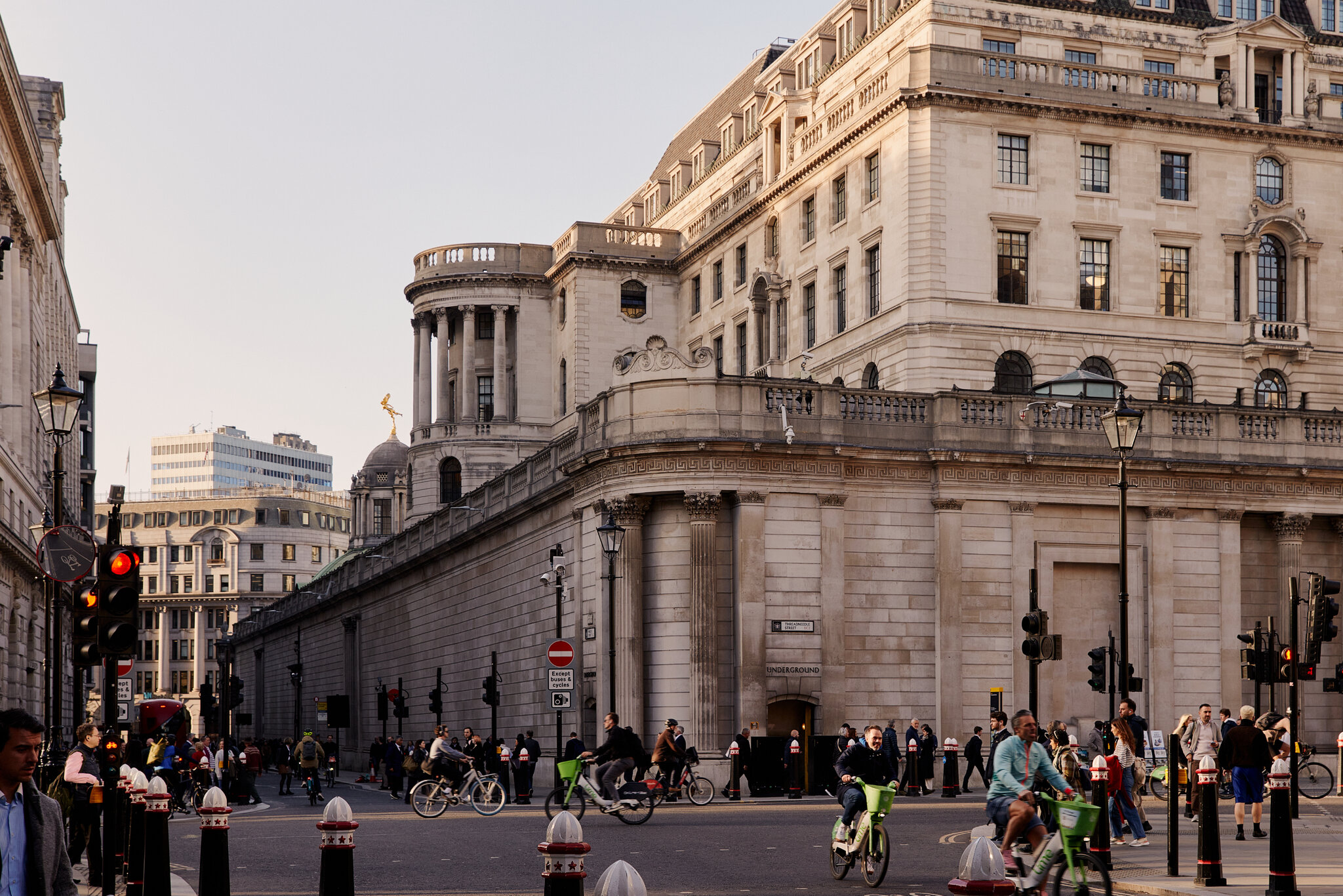 Inflation Will Linger Despite U.S.-Iran Deal, British Officials Warn