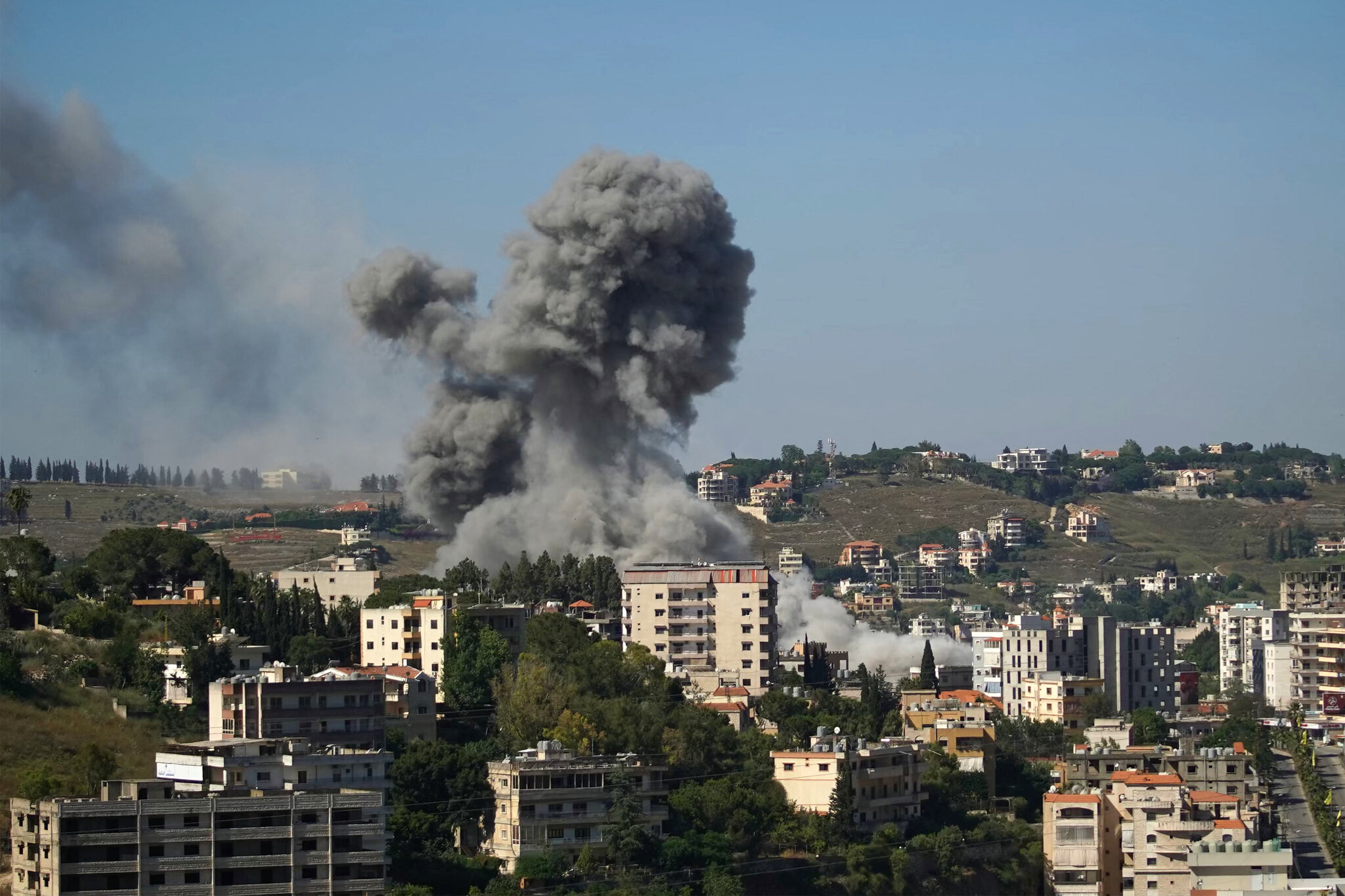 Mideast Live Updates: Fighting Persists in Lebanon, Complicating Iran Peace Talks