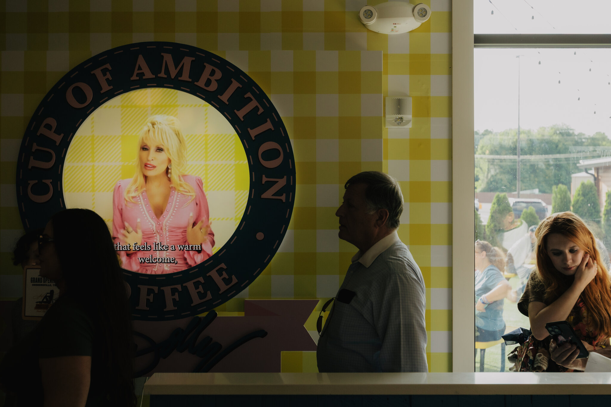 Dolly Parton’s Fans Were Worried. She Came to a Truck Stop to See Them.