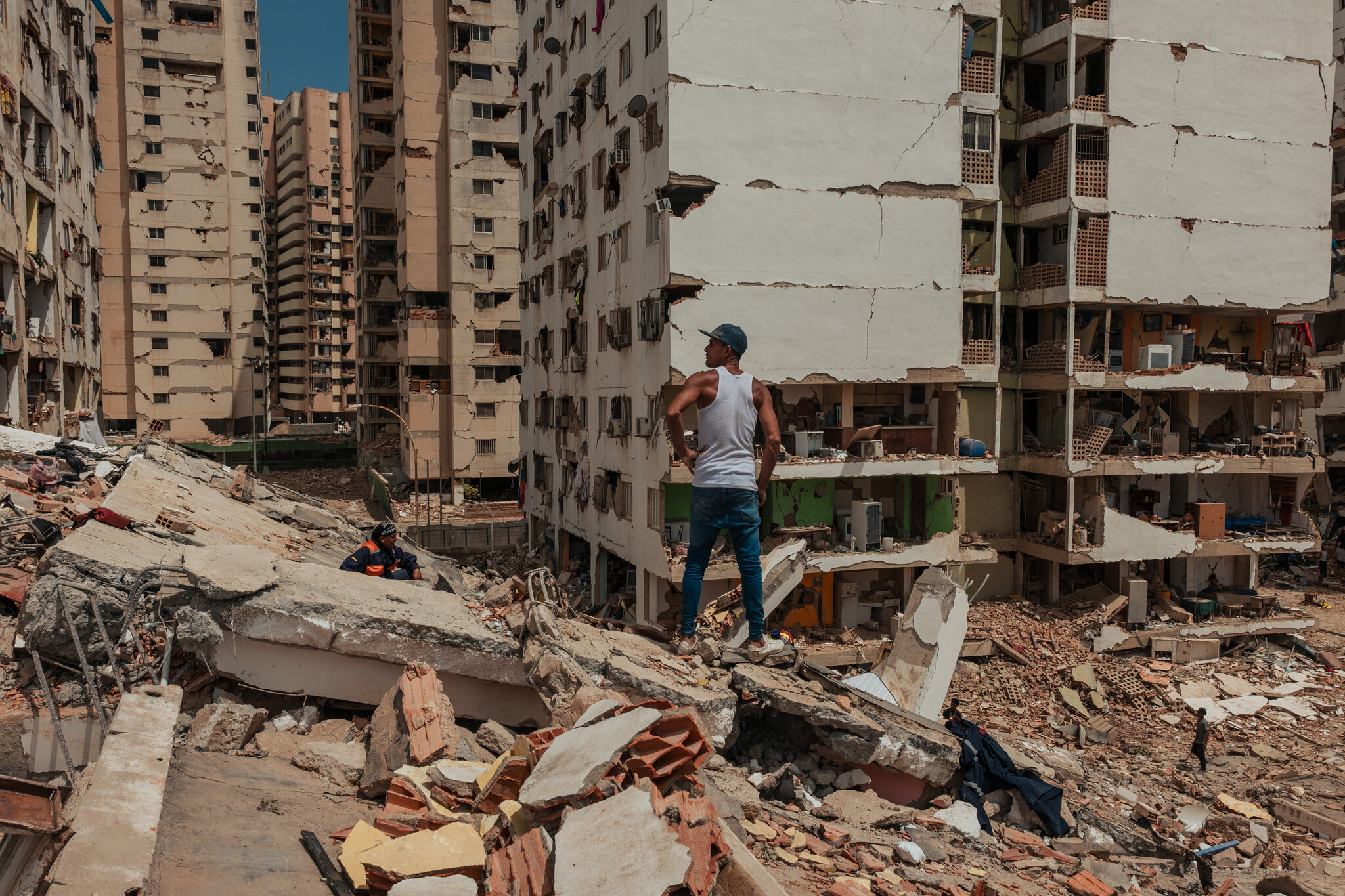 Hoping for Miracles as Venezuela Digs Out From Massive Quakes