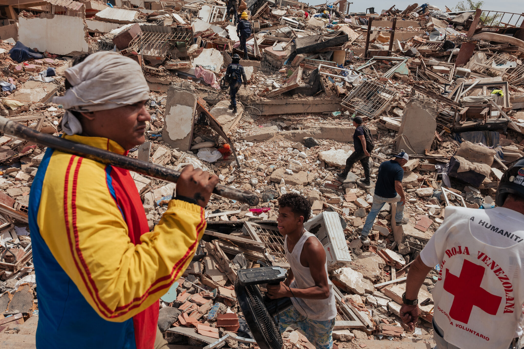 Earthquake Survivors Stage Lonely Searches for Loved Ones in La Guaira