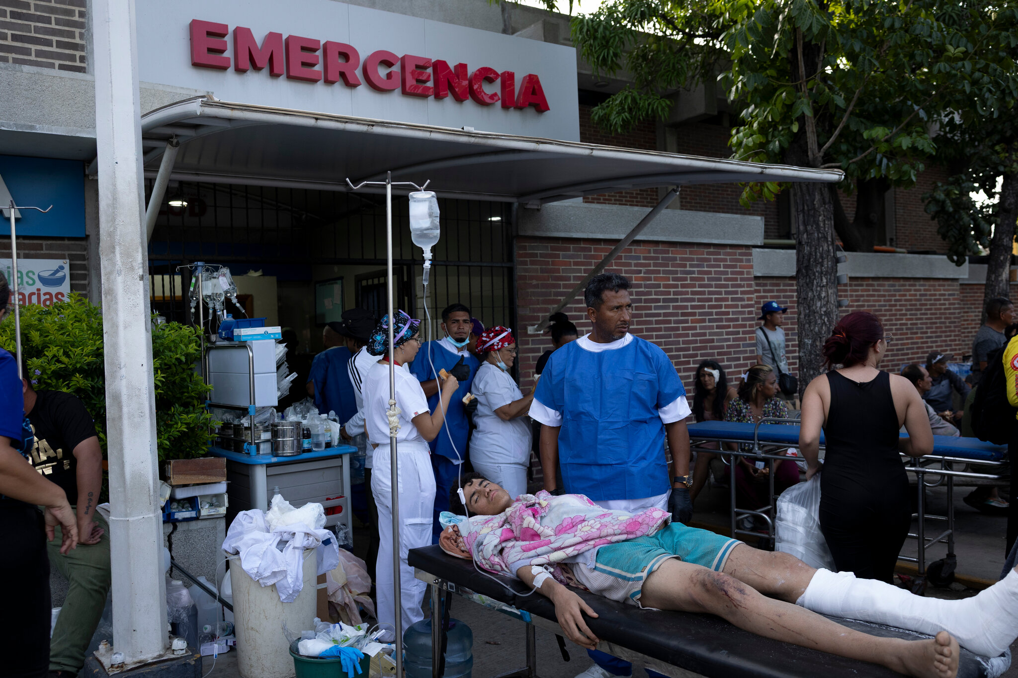 Survivors in quake-hit La Guaira tell of loss and rescue.