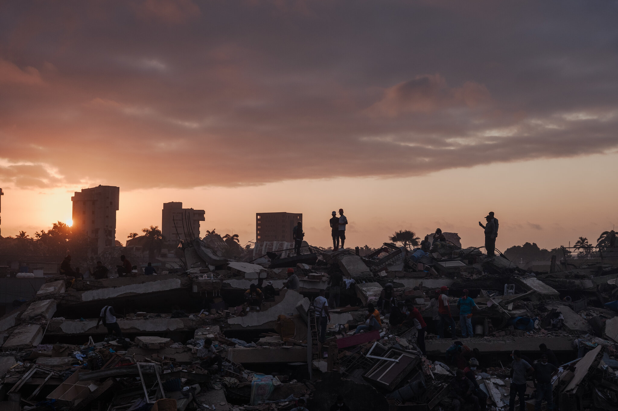 Venezuela Live Updates: Rescuers Battle Through Aftershocks in Search for Survivors